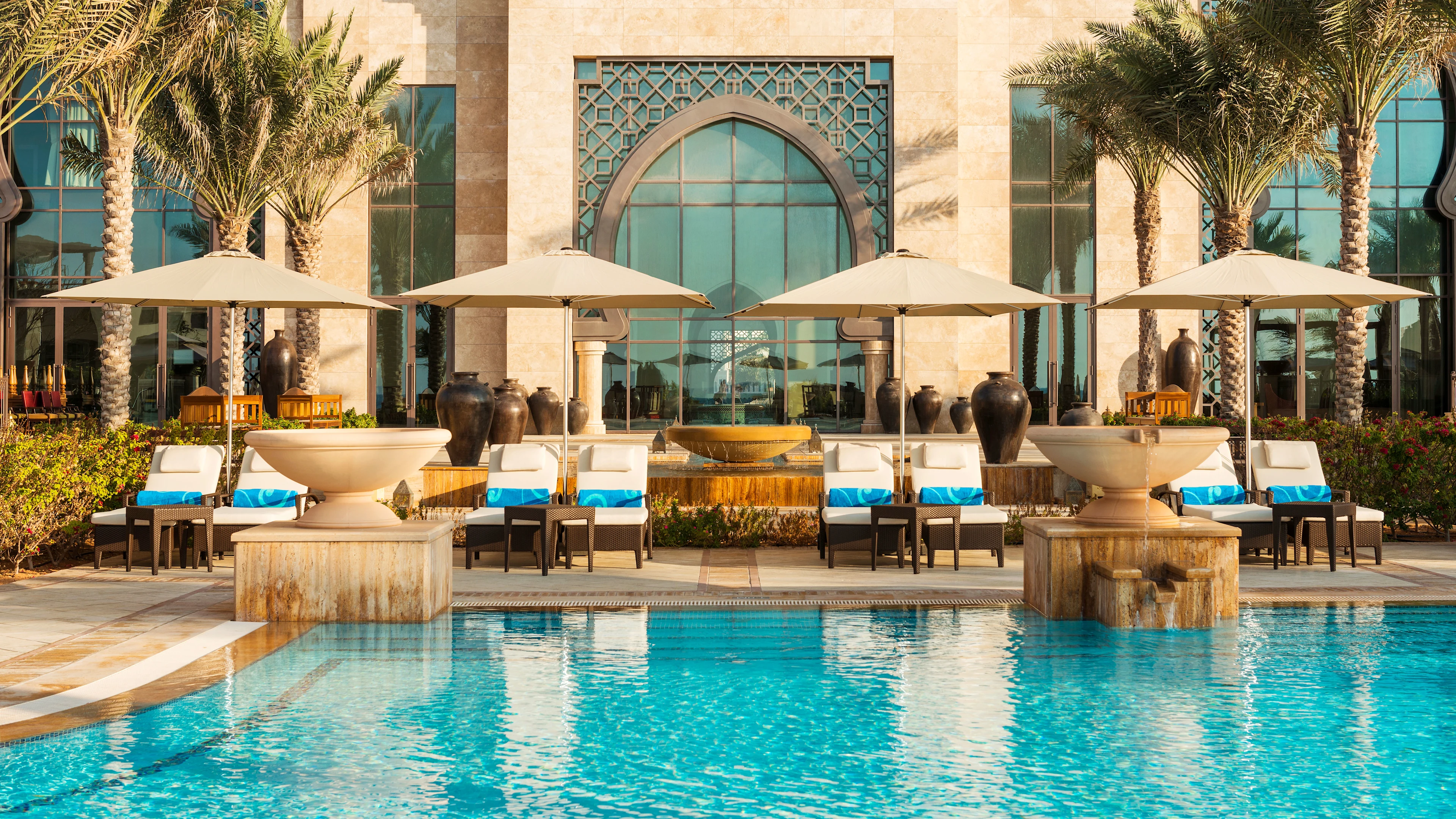 Usikt över hotellfasaden och poolen på Ajman Saray, a Luxury Collection Resort
