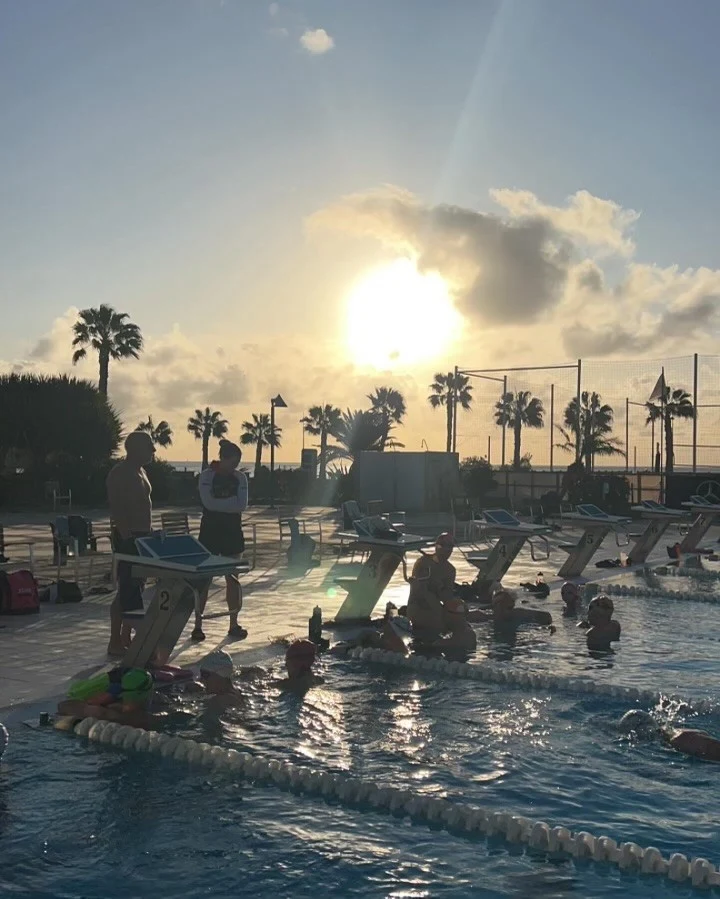 Triatleter fra Norges Trialton Forbund i det olympiske bassenget på Playitas Resort i solnedgang