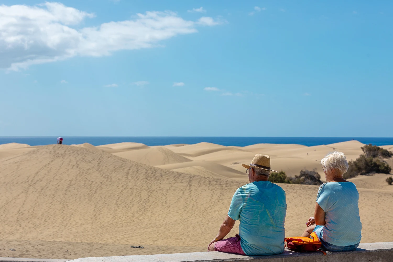 Äldre par på Gran Canaria som blickar ut över sanddynerna i Maspalomas
