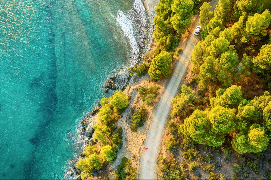 Bilväg vid havet 