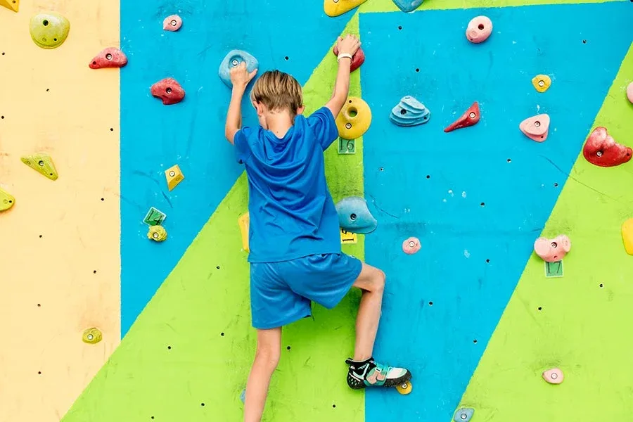 Ett barn klättar på en klättervägg 