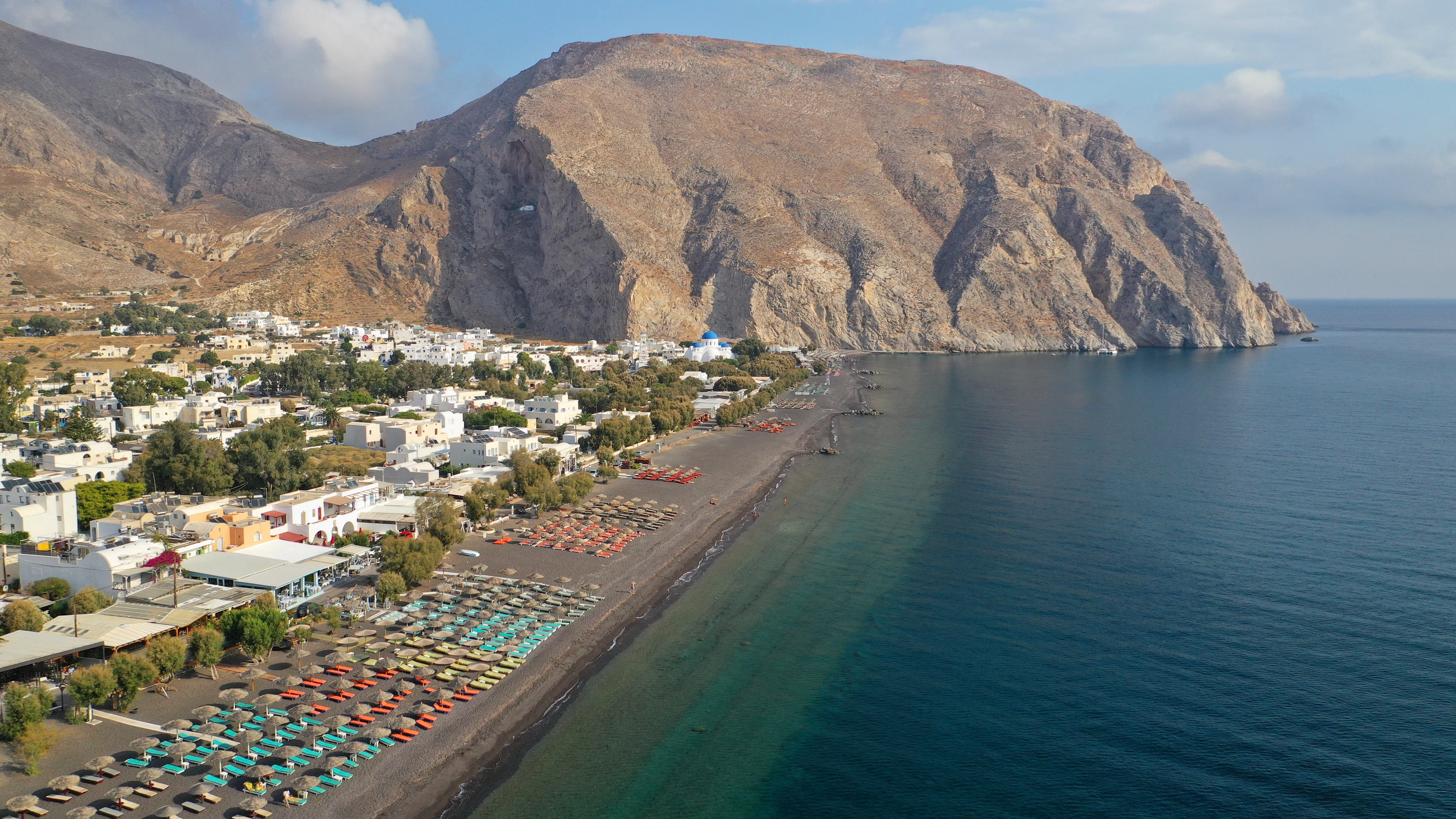 Panoramavy över Perissa och Perivolos Beach på Santorini