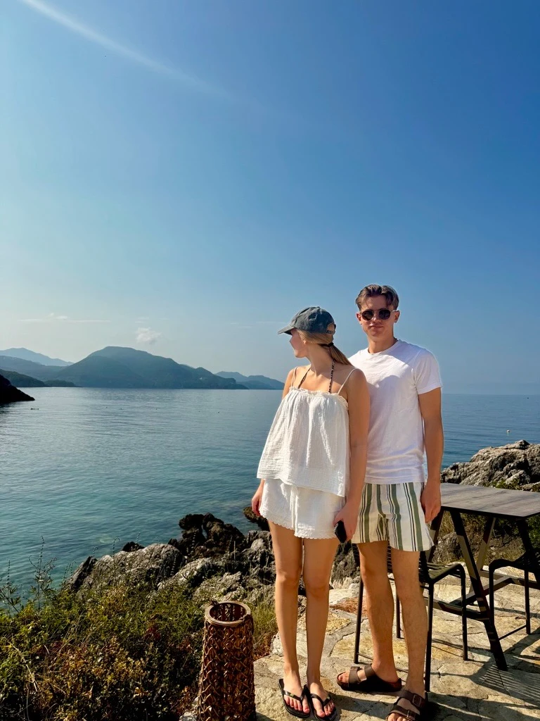 Ungt par vid Mega Ammos-stranden i Sivota