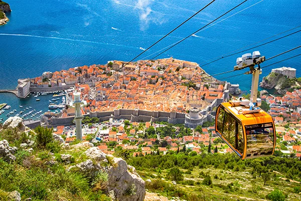Utsikt över Dubrovnik med linbanan i förgrunden