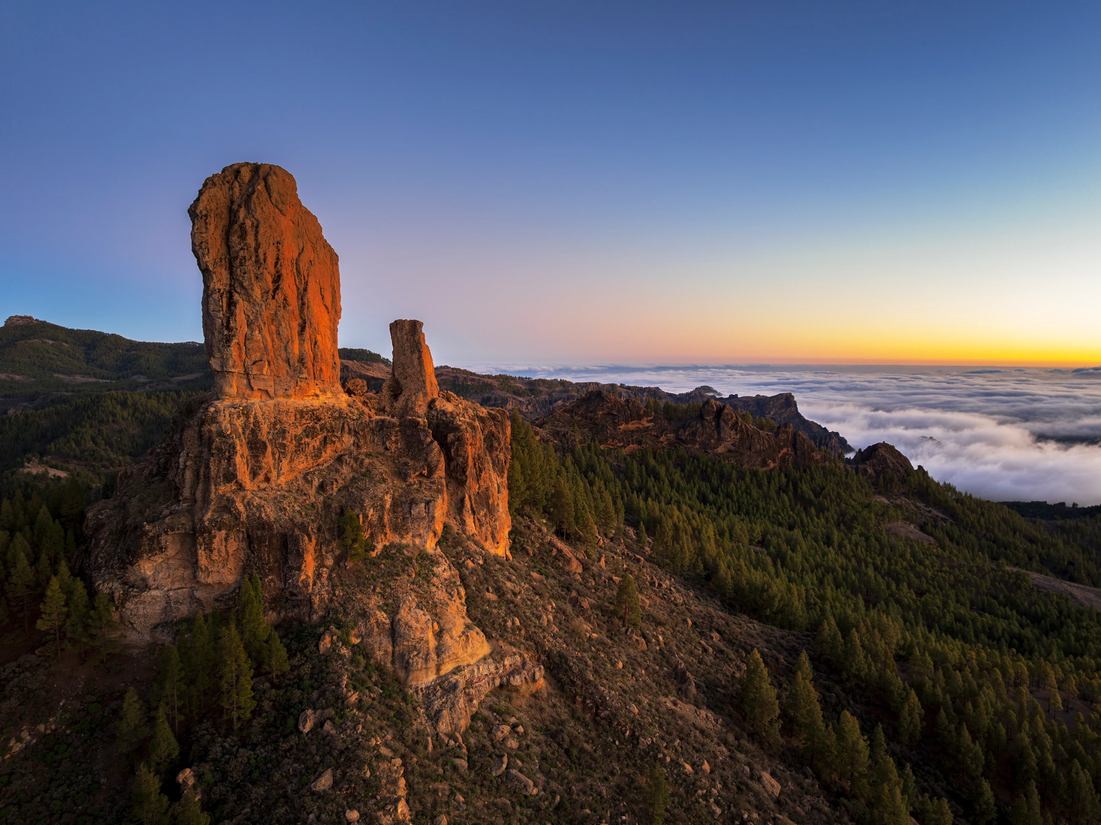 Ikonisk utsikt över klippformationer över molnen på Gran Canaria