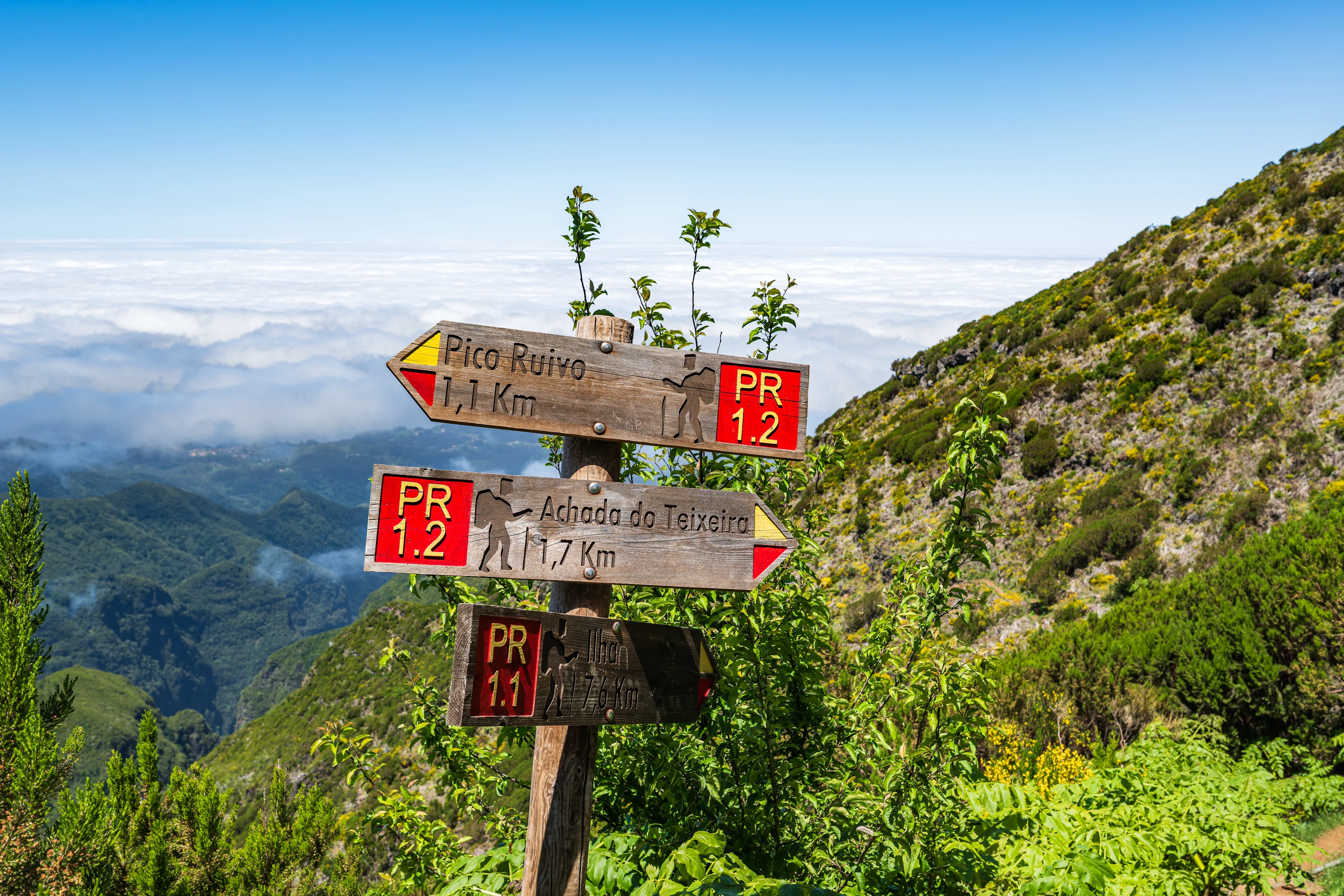 Vandringsskyltar mot Pico Ruivo och Achada do Teixeira på Madeira
