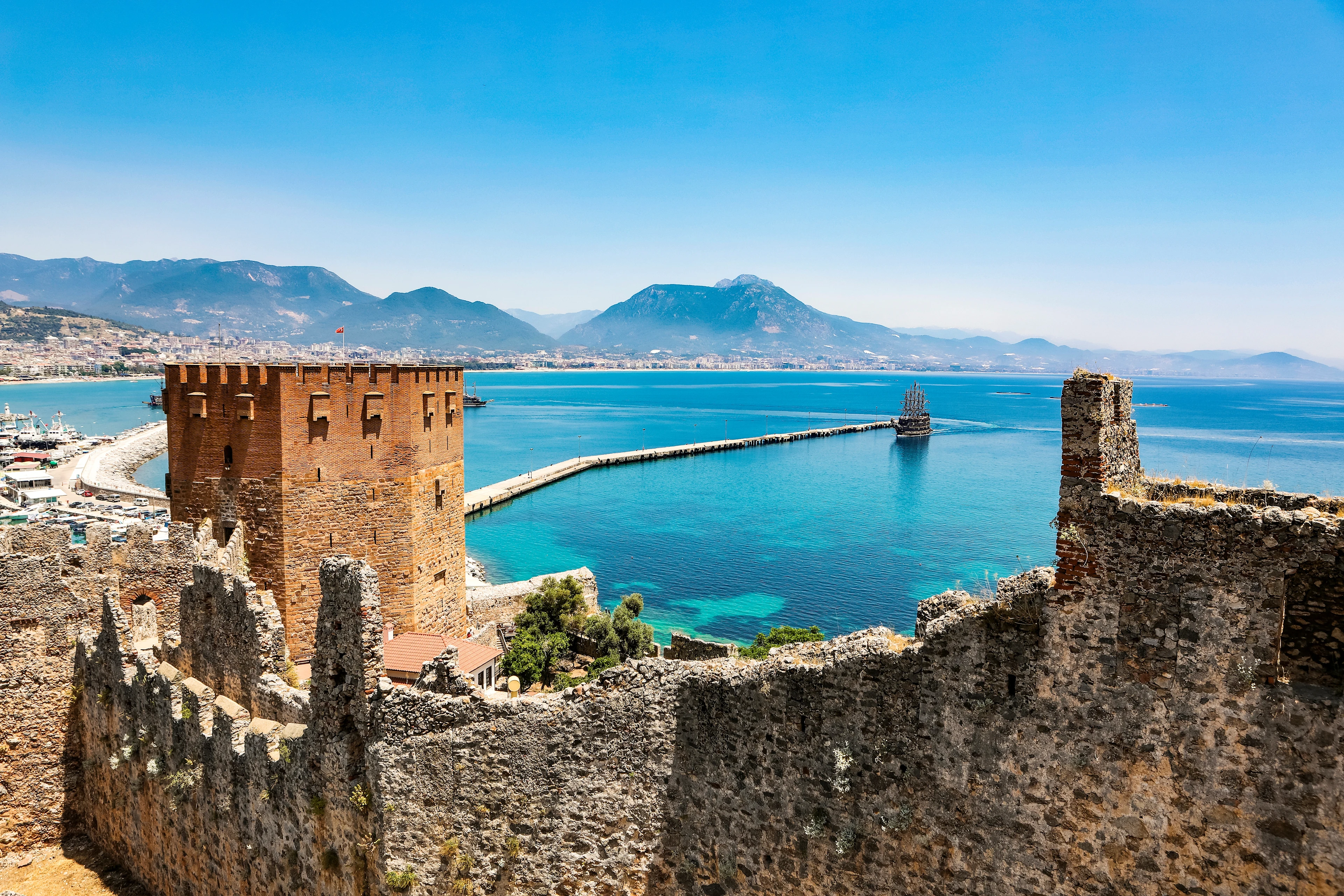 Röda tornet i Alanya  med vacker utsikt över tukost vatten