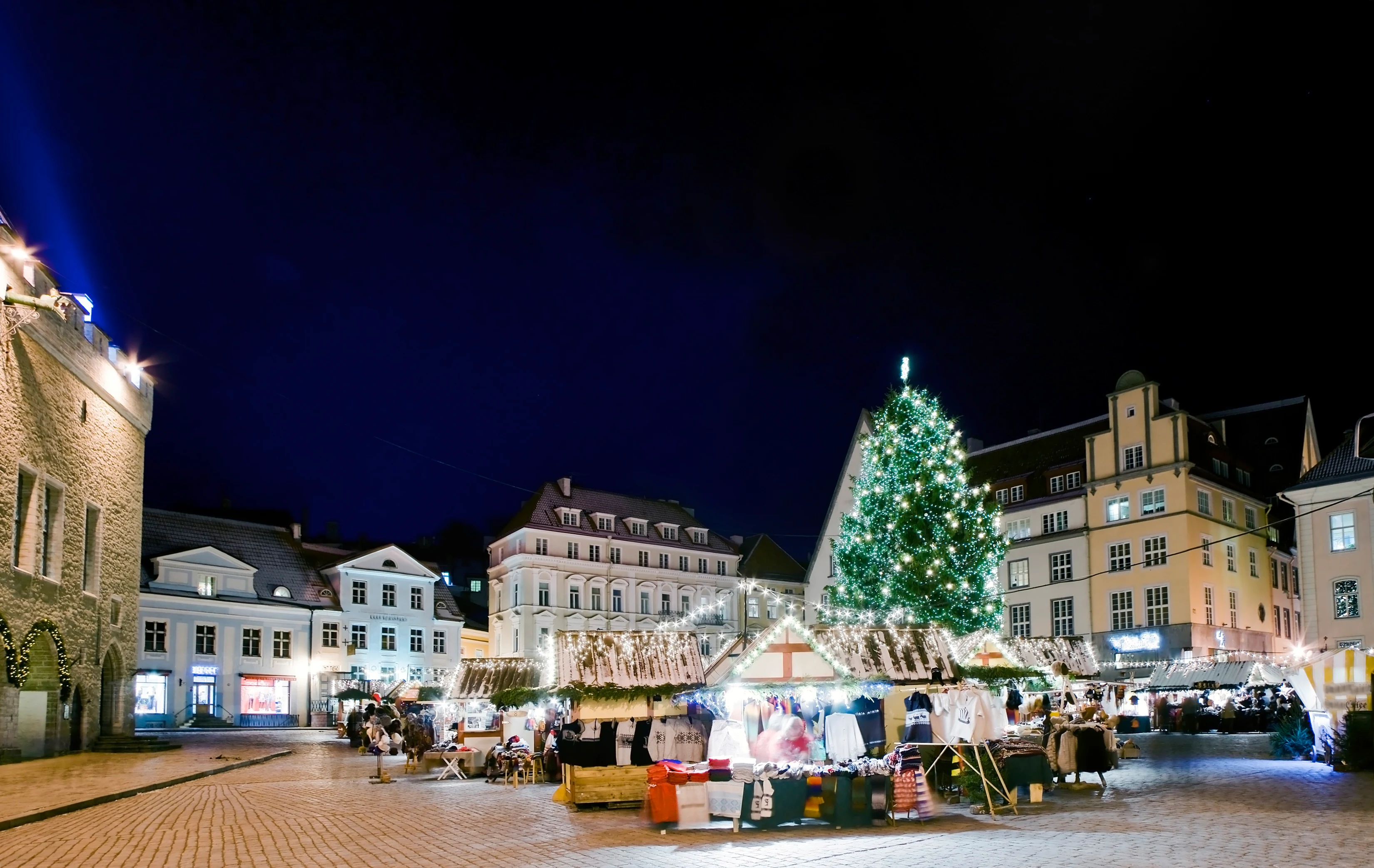 En stor julgran mitt på torget i Tallinn