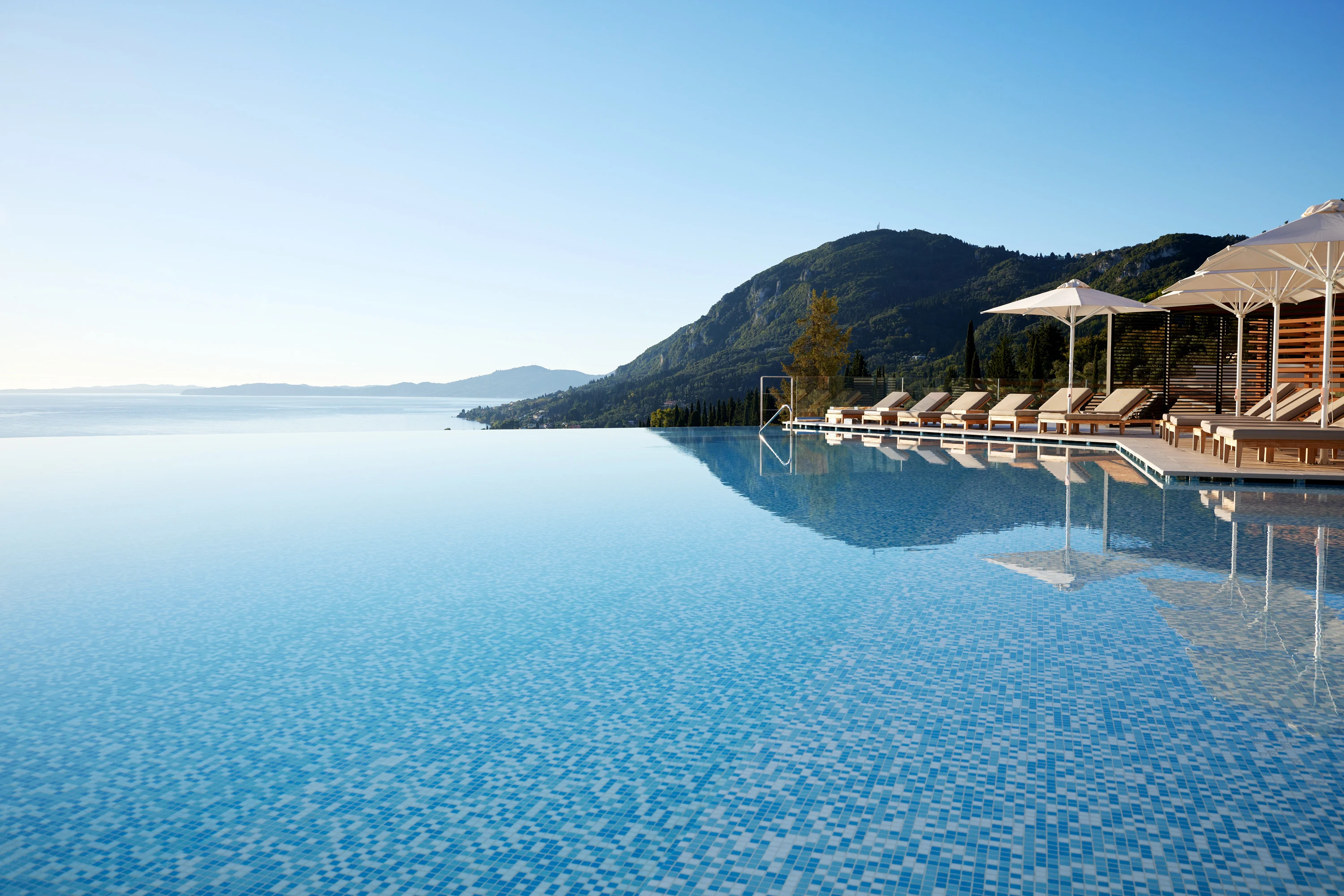 Poolområde med magisk havsutsikt på hotell Angsana Corfu