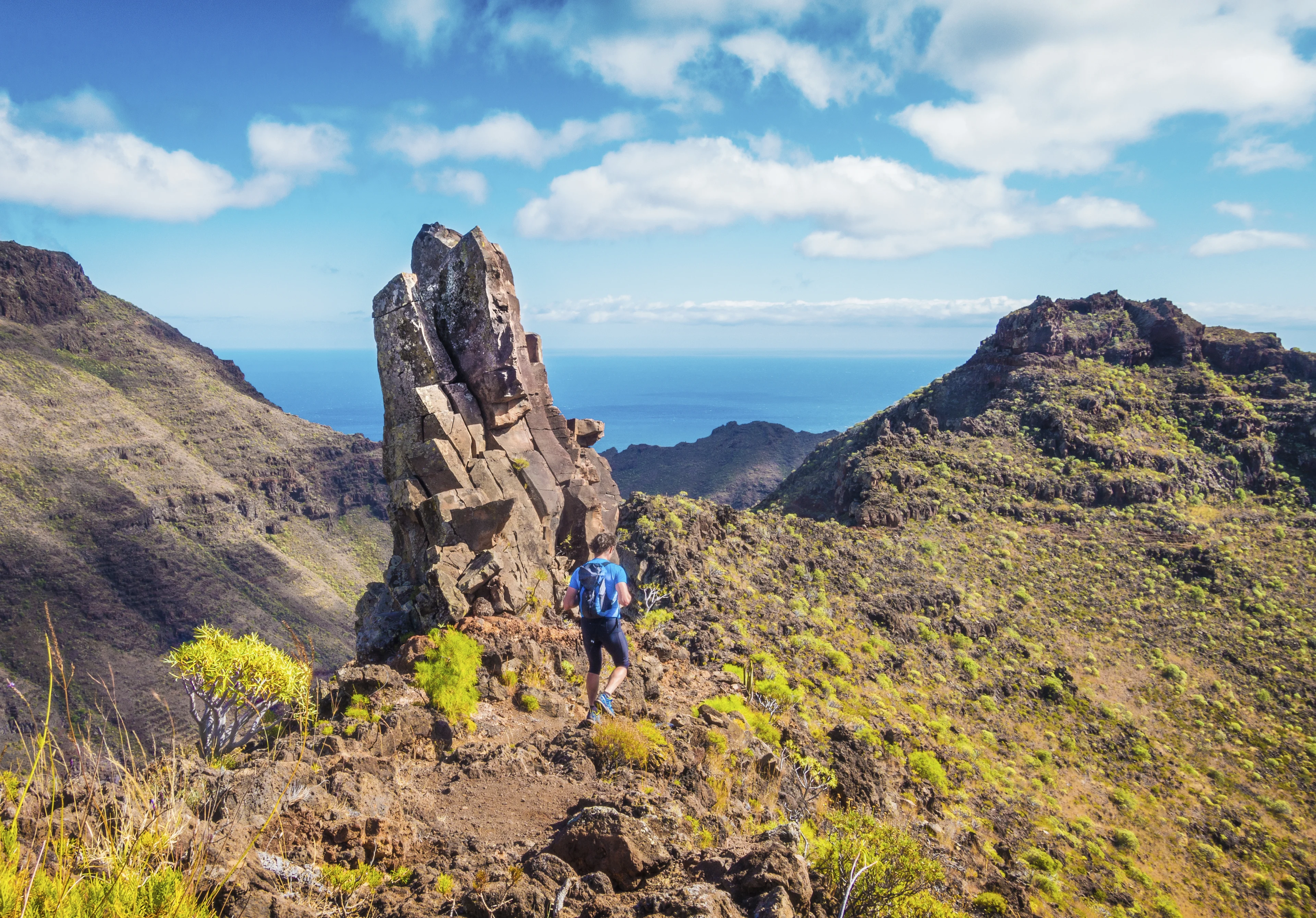 En person, der går i bjergene på Gran Canaria 