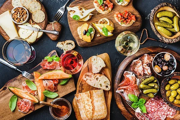Spansk tapasbakke med charcuteri