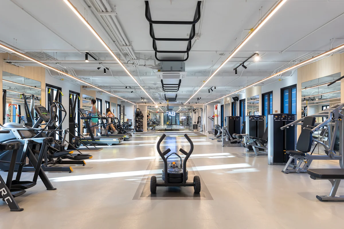Fitnessrummet med forskellige maskiner på Varana the wellcation