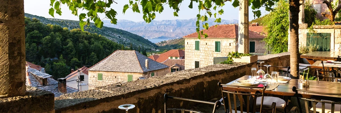 Fra en restaurant i høyden med utsikt over hustakene