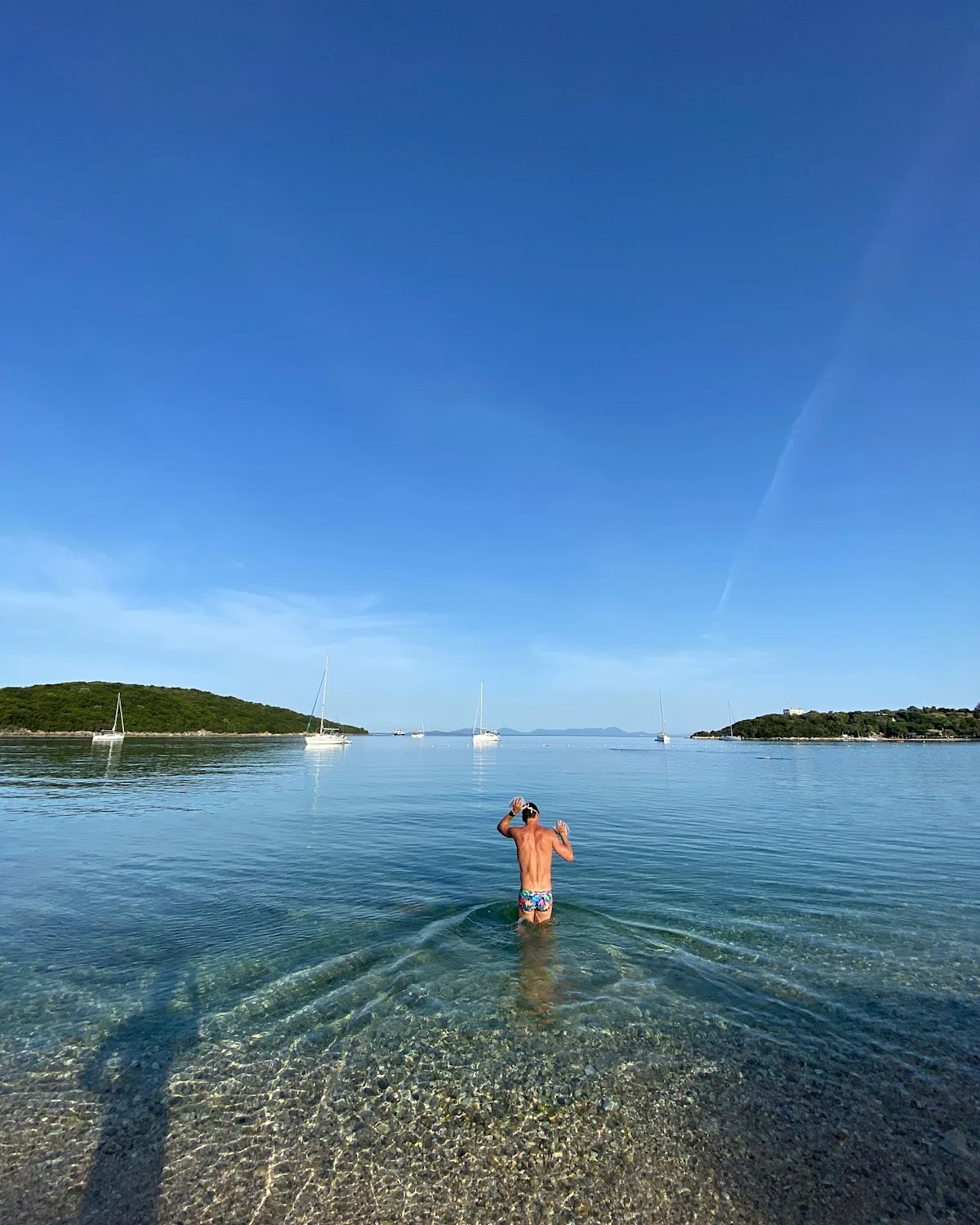 Jonas colting går ut i det kristallklara vattnet i sivota