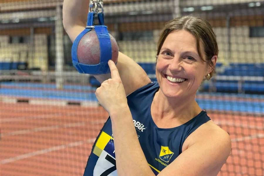 Anna Ek pekar på en kula