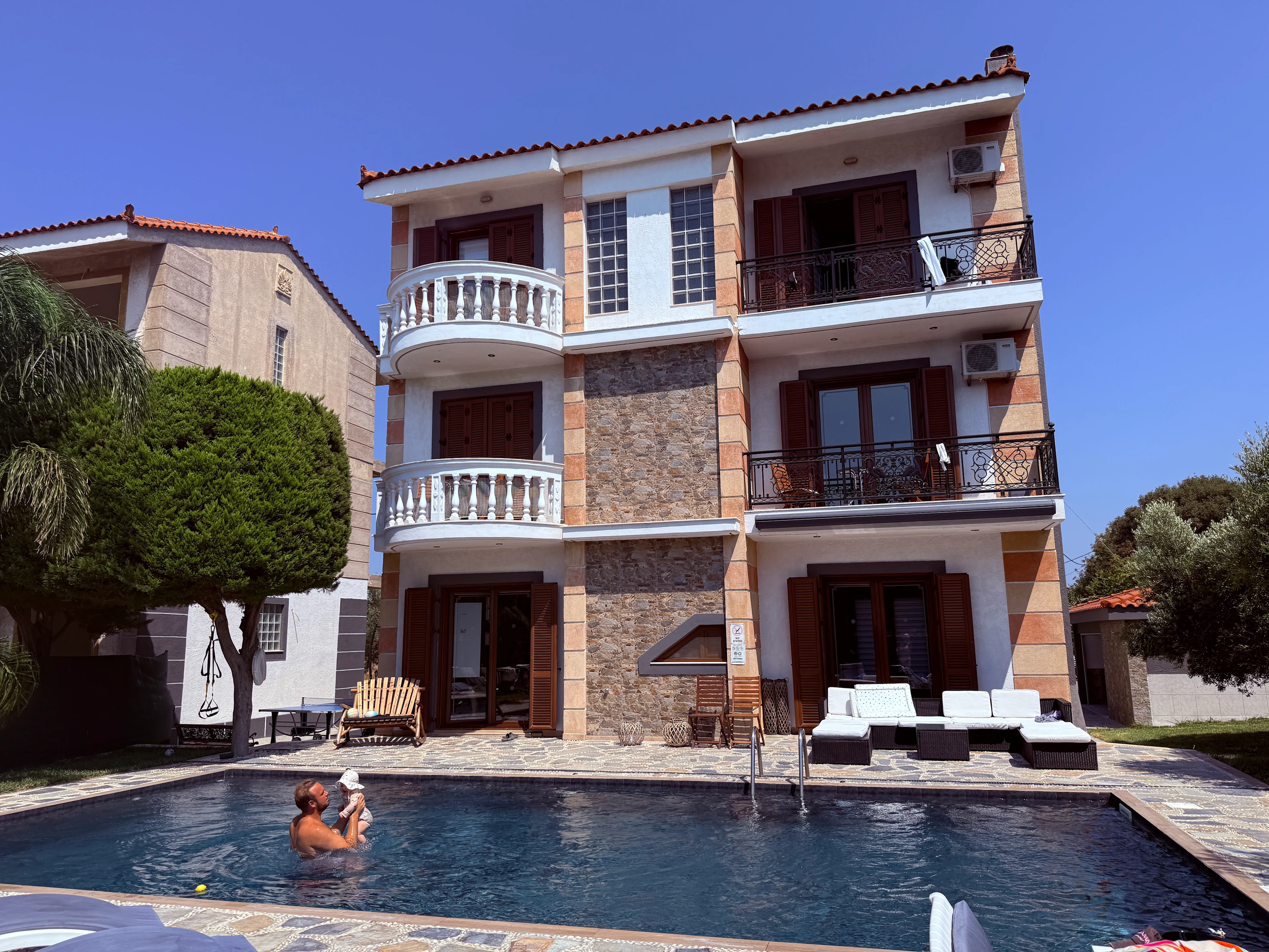Sol och bad i poolen på Sun Dream Villa på Rhodos