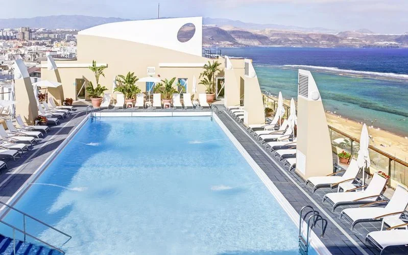 Pool, strand og hav