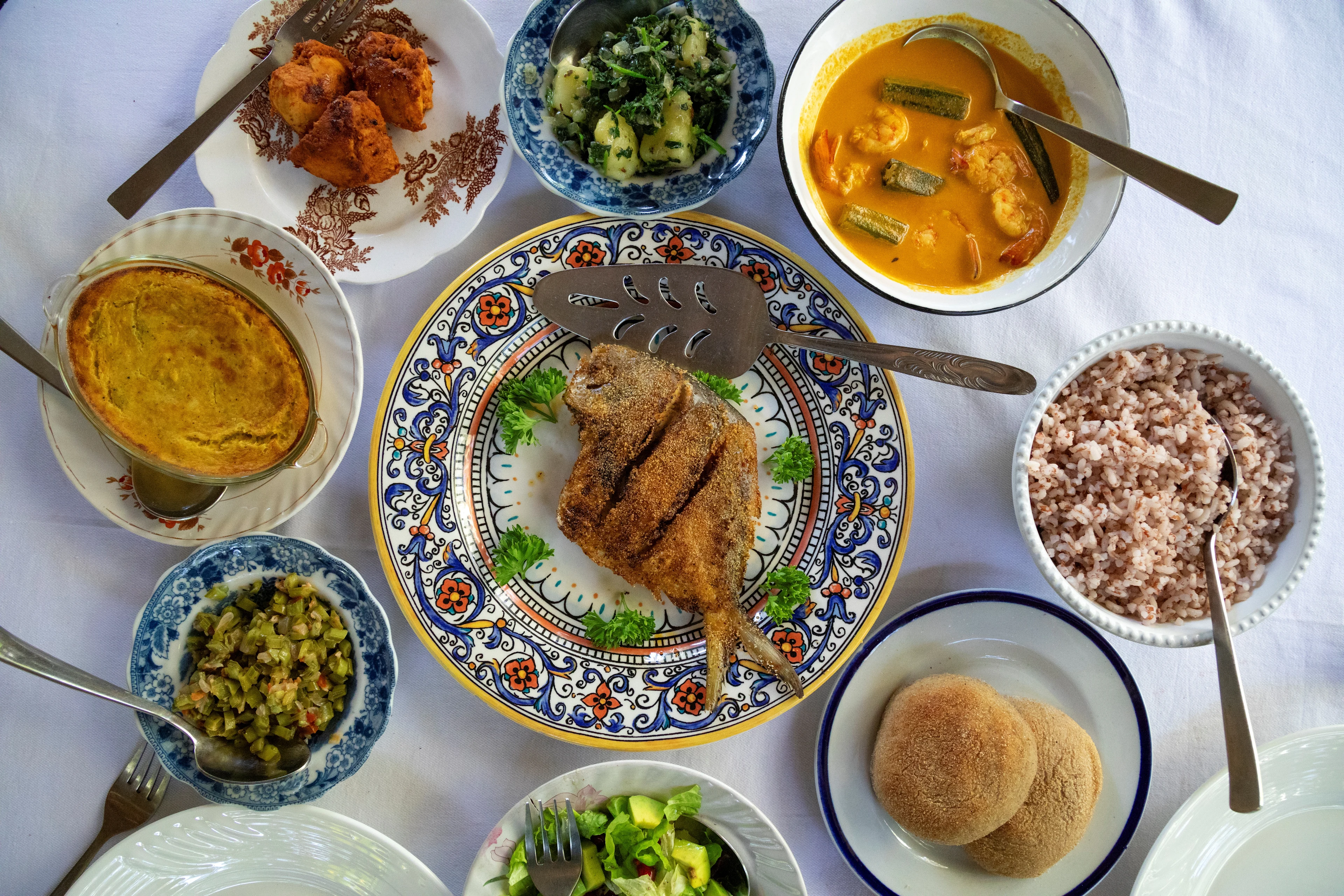 Indiske retter serveret på et bord
