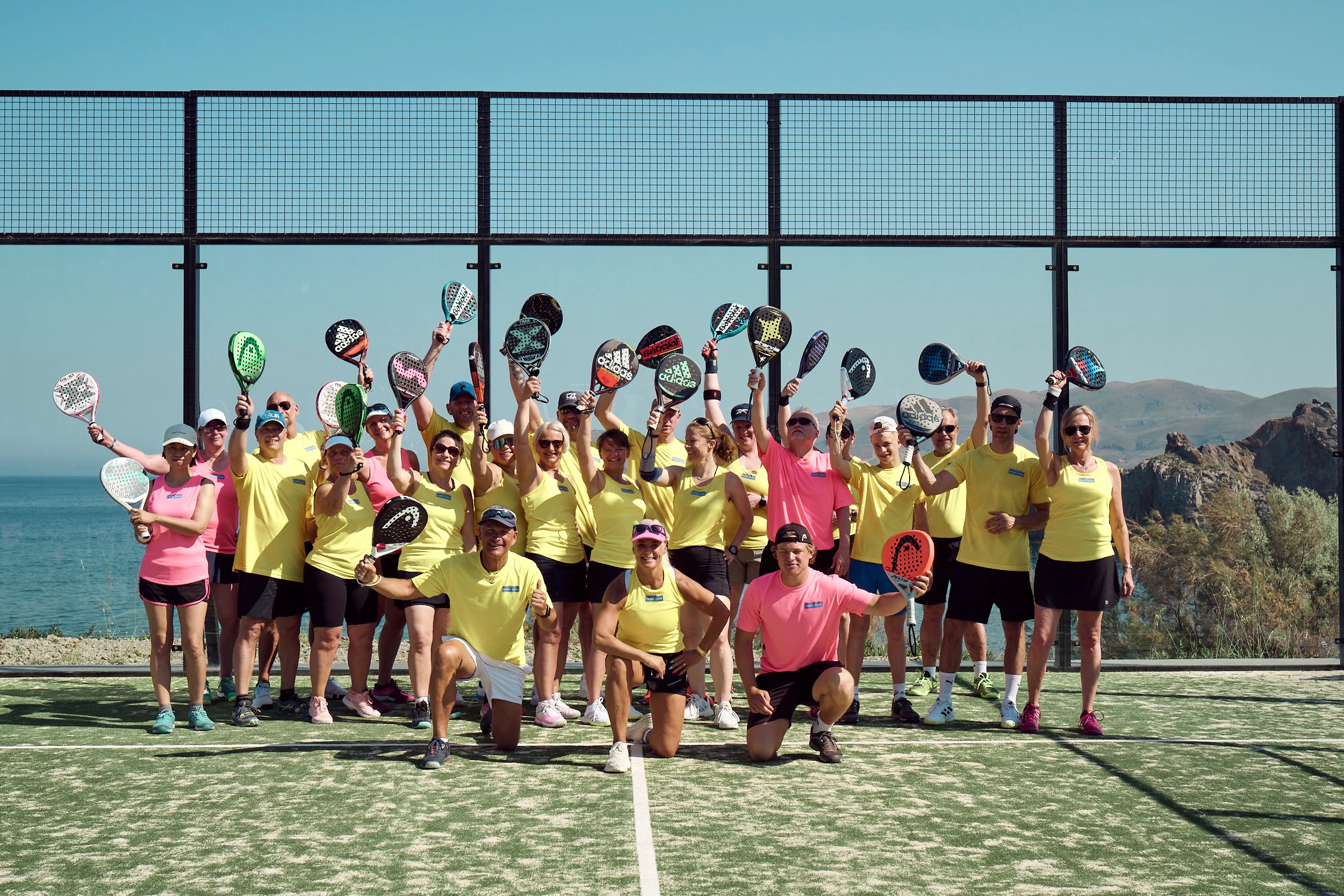Gruppbild med deltagare på Swedish Padel Camps Padelläger