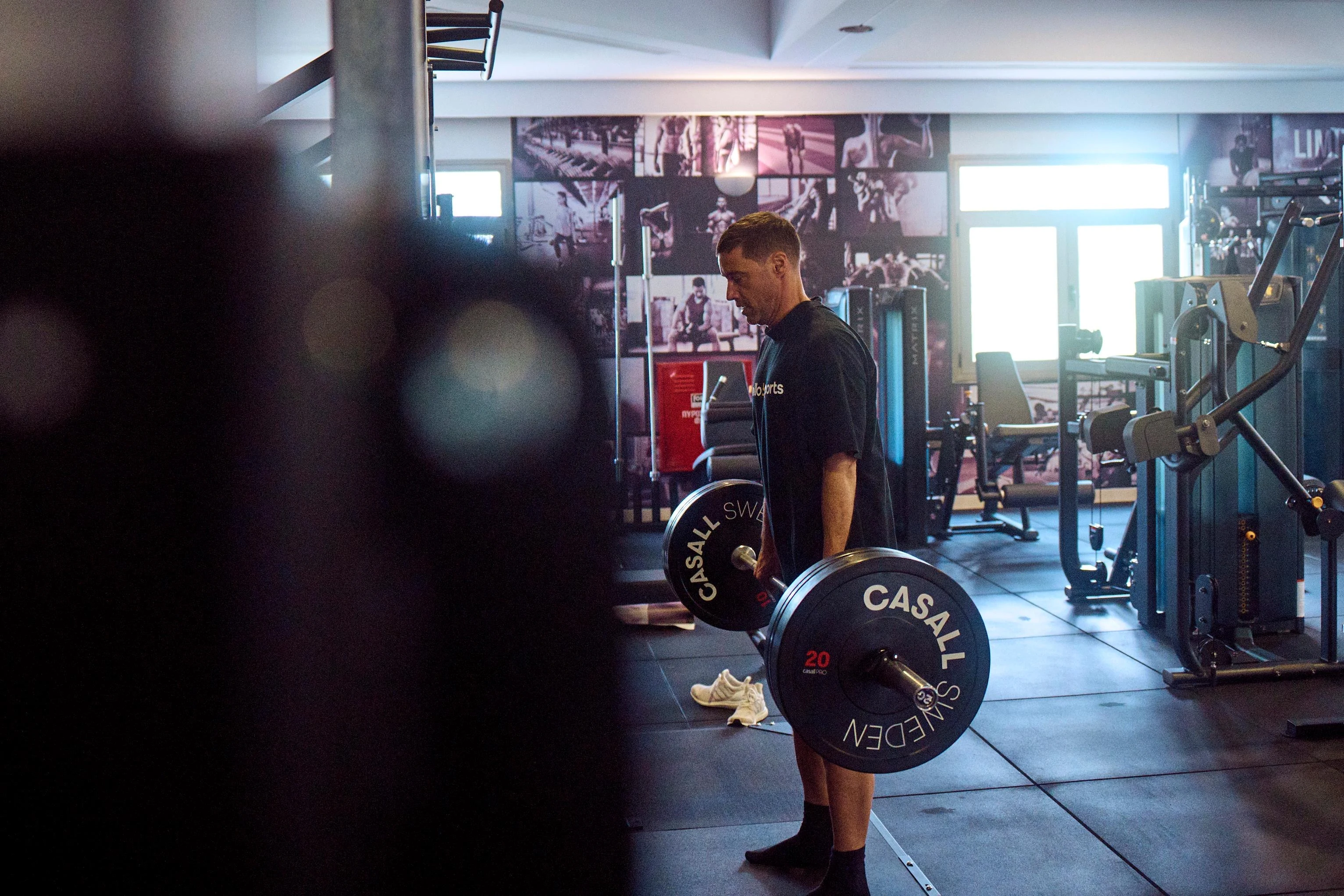 Man som tränar med skivstång på gym