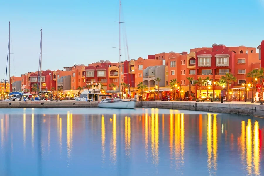  den nya hamnen med färgglada hus och båtar i Hurghada