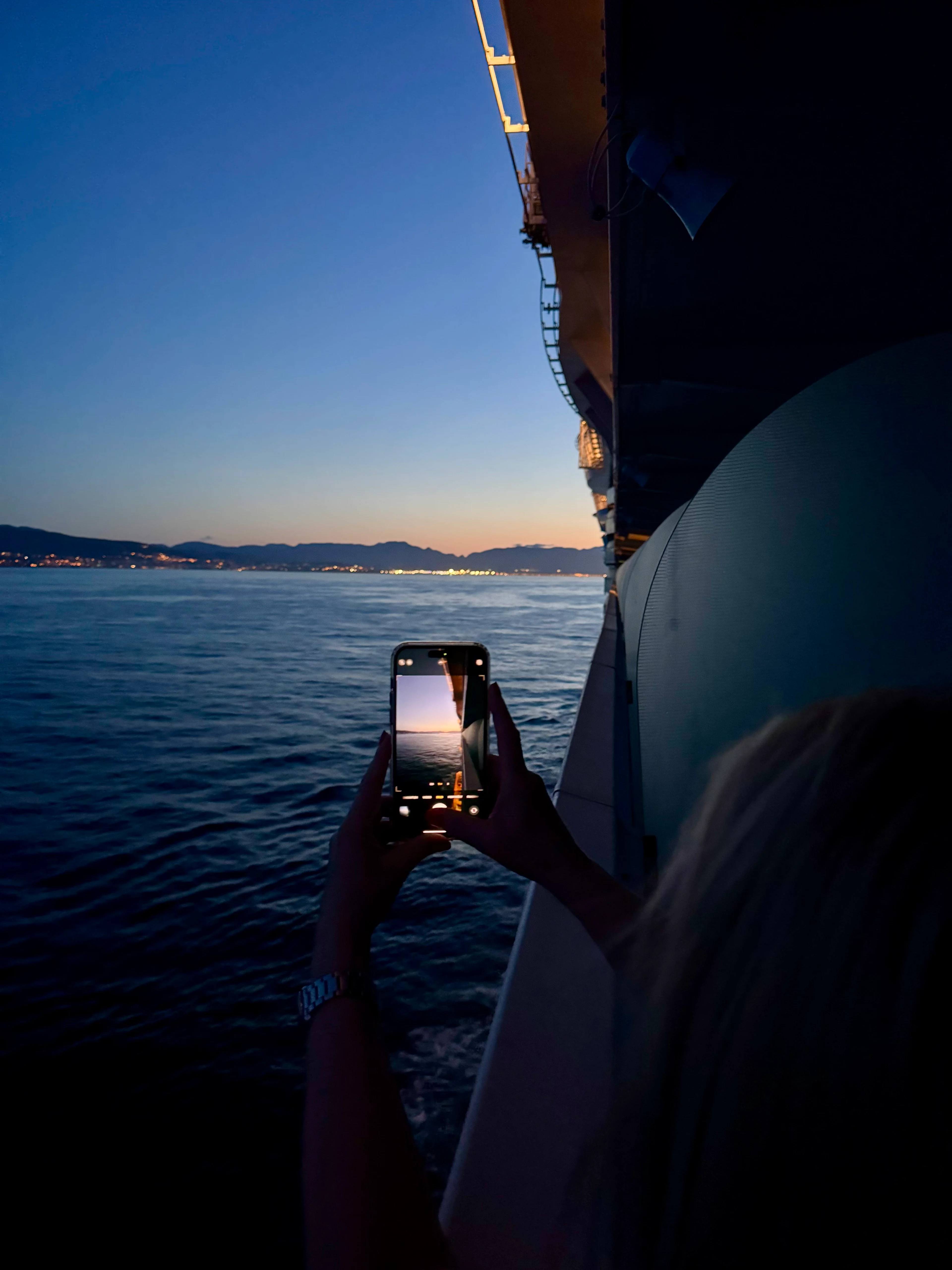 mobil som fotograferar soluppgången från en kryssning