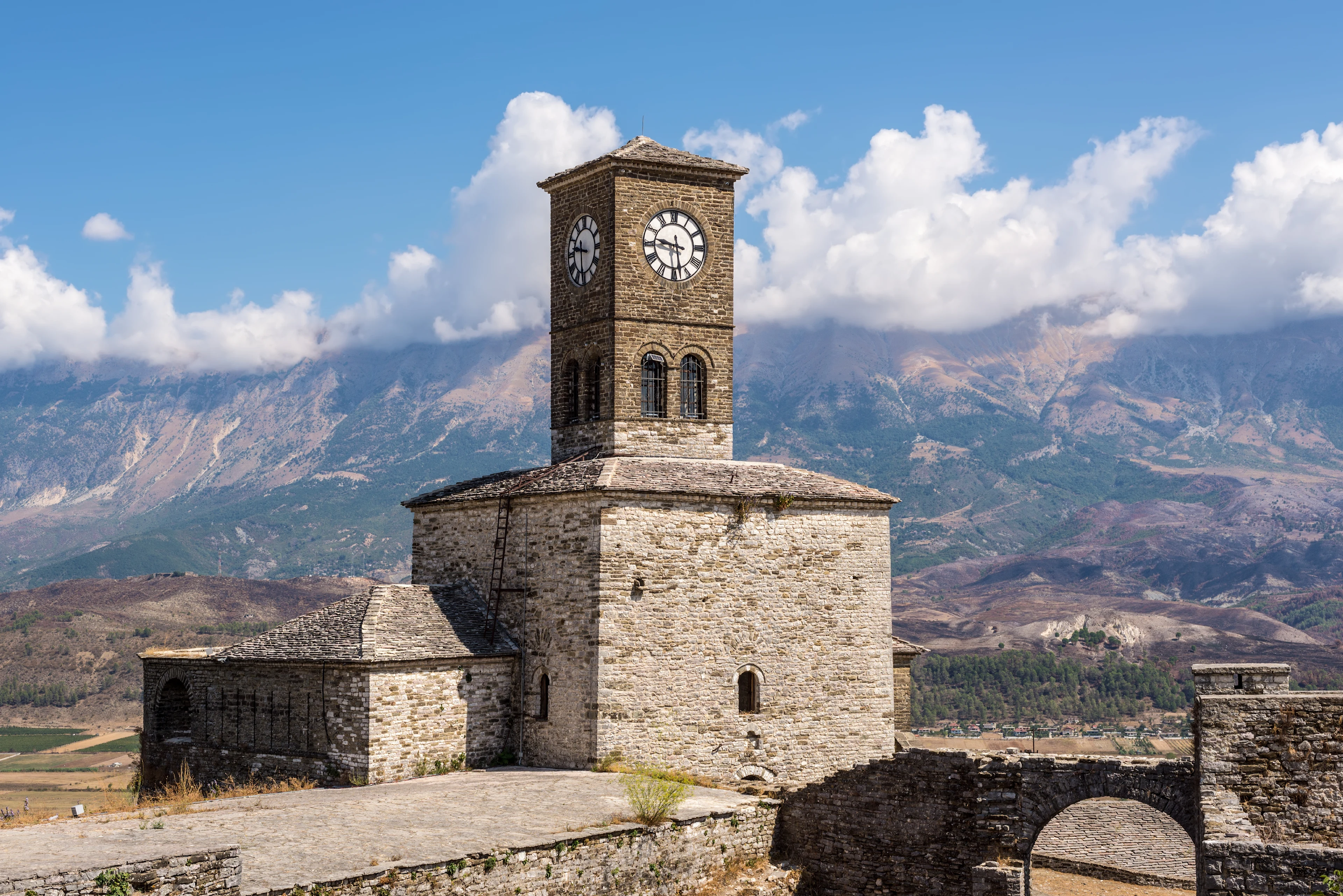 De klokkentoren in Gjirokaster Albanië