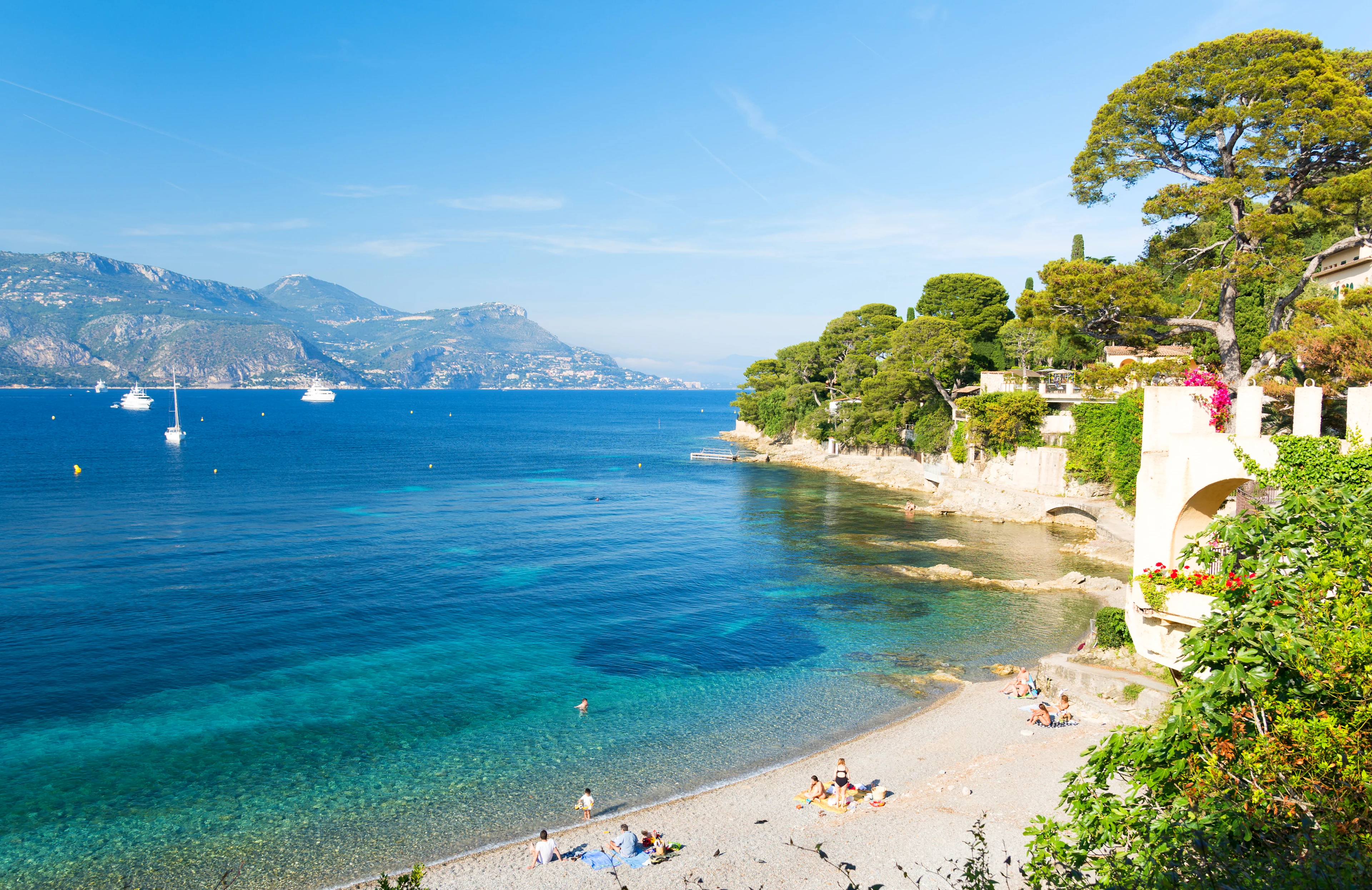 Plage de Paloma i Saint-Jean-Cap-Ferrat på Franska rivieran med kristallklart turkost vatten och utsikt över Medelhavet