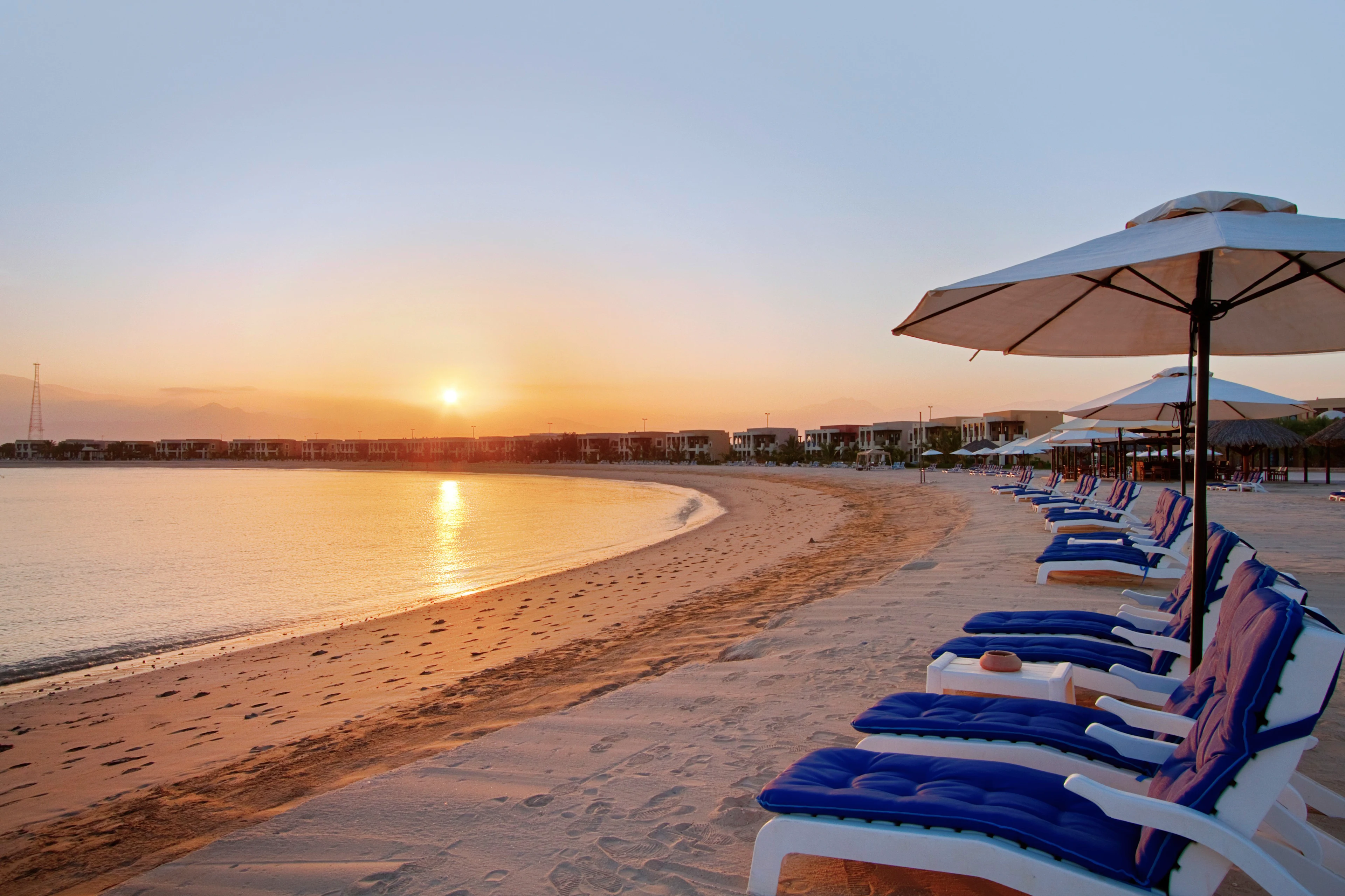 Näkymä rannalle Ras Al Khaimahissa auringonlaskun aikaan
