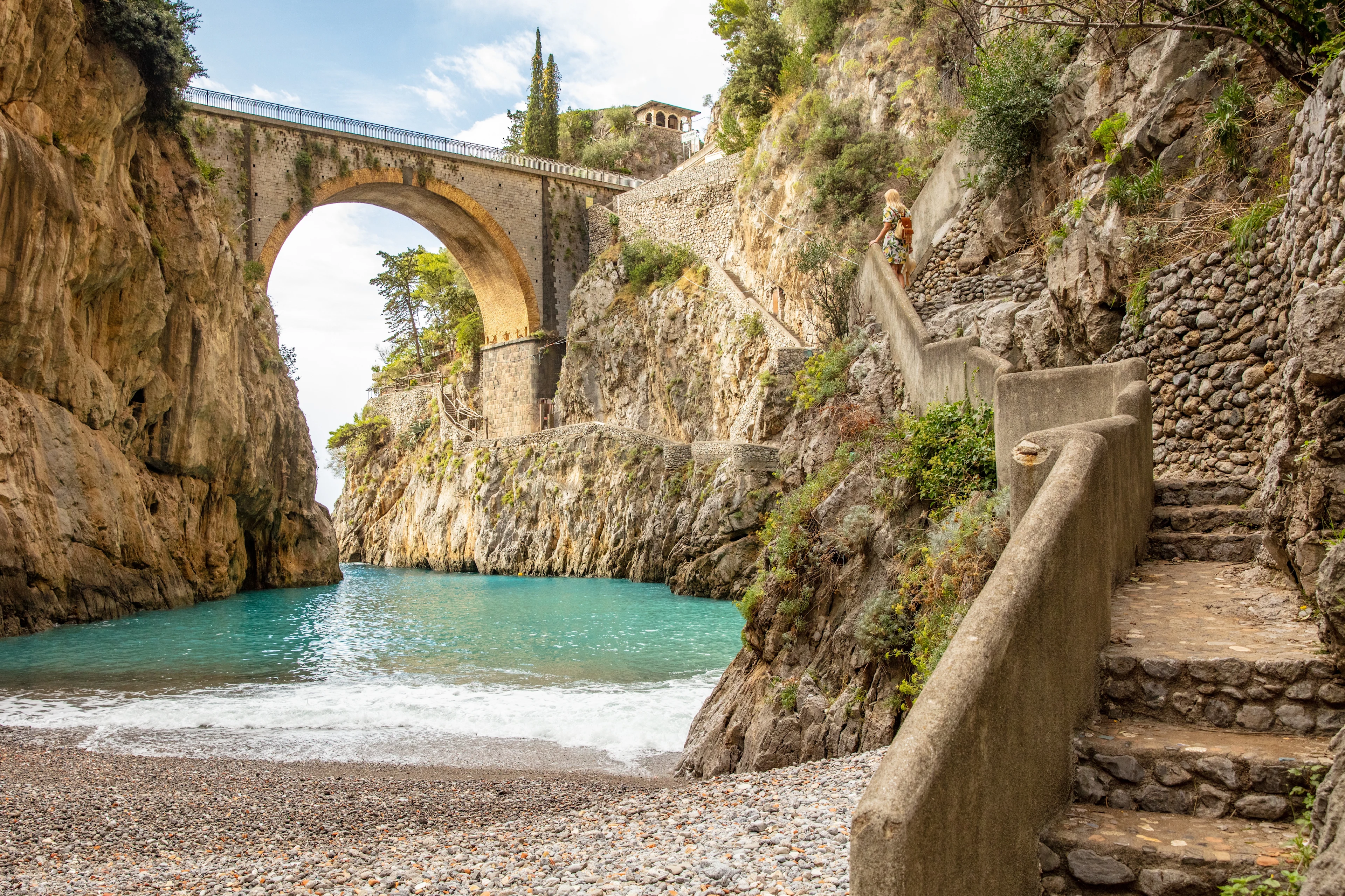Et billede af Fiordo di Furore på Amalfikysten, Italien, der viser den fjordlignende strand omgivet af stejle klipper og krystalklart vand