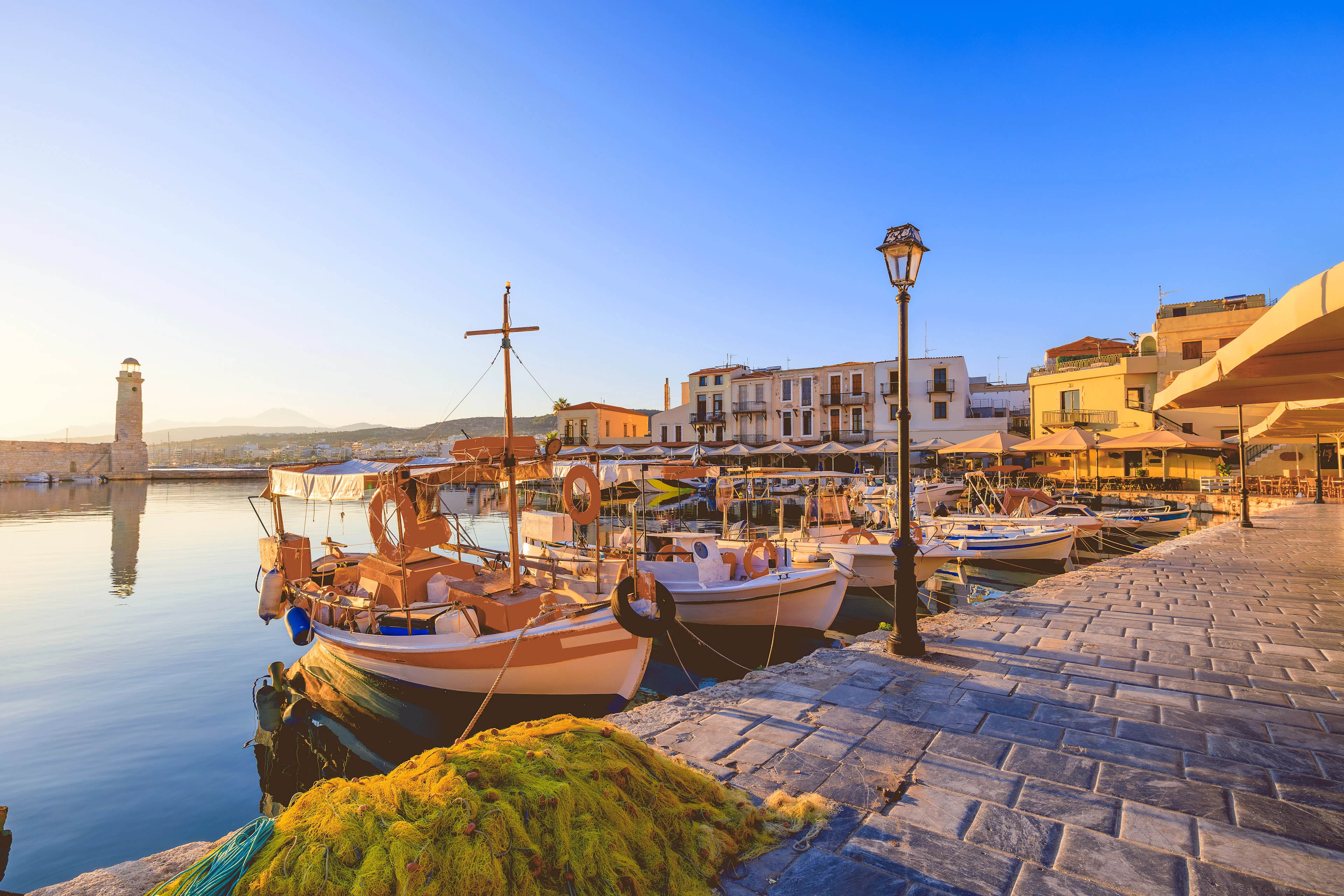 Fiskerbåde og fiskenet langs den venetianske havn i Reyhymnon by