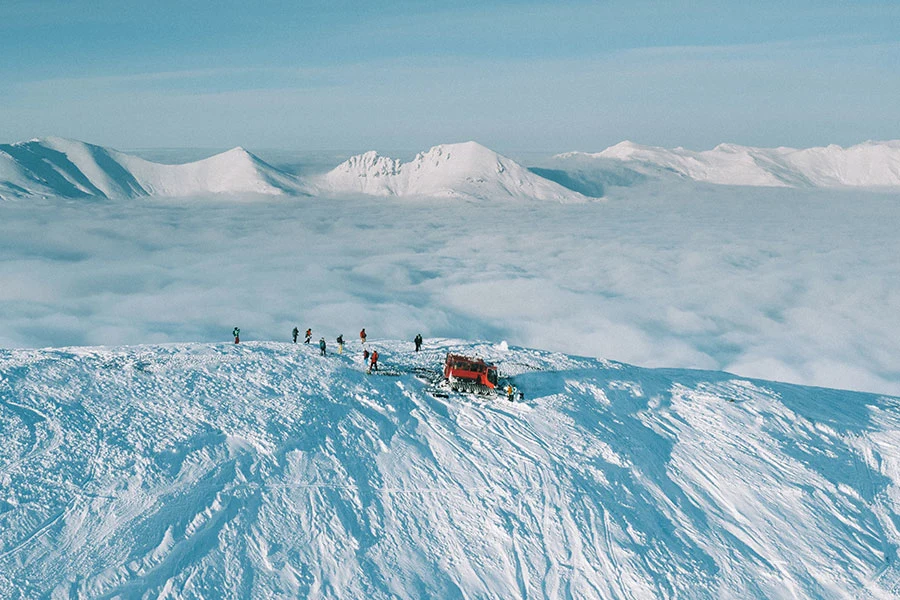 Snövessla och skidåkare på toppen av ett berg i Normakedonien