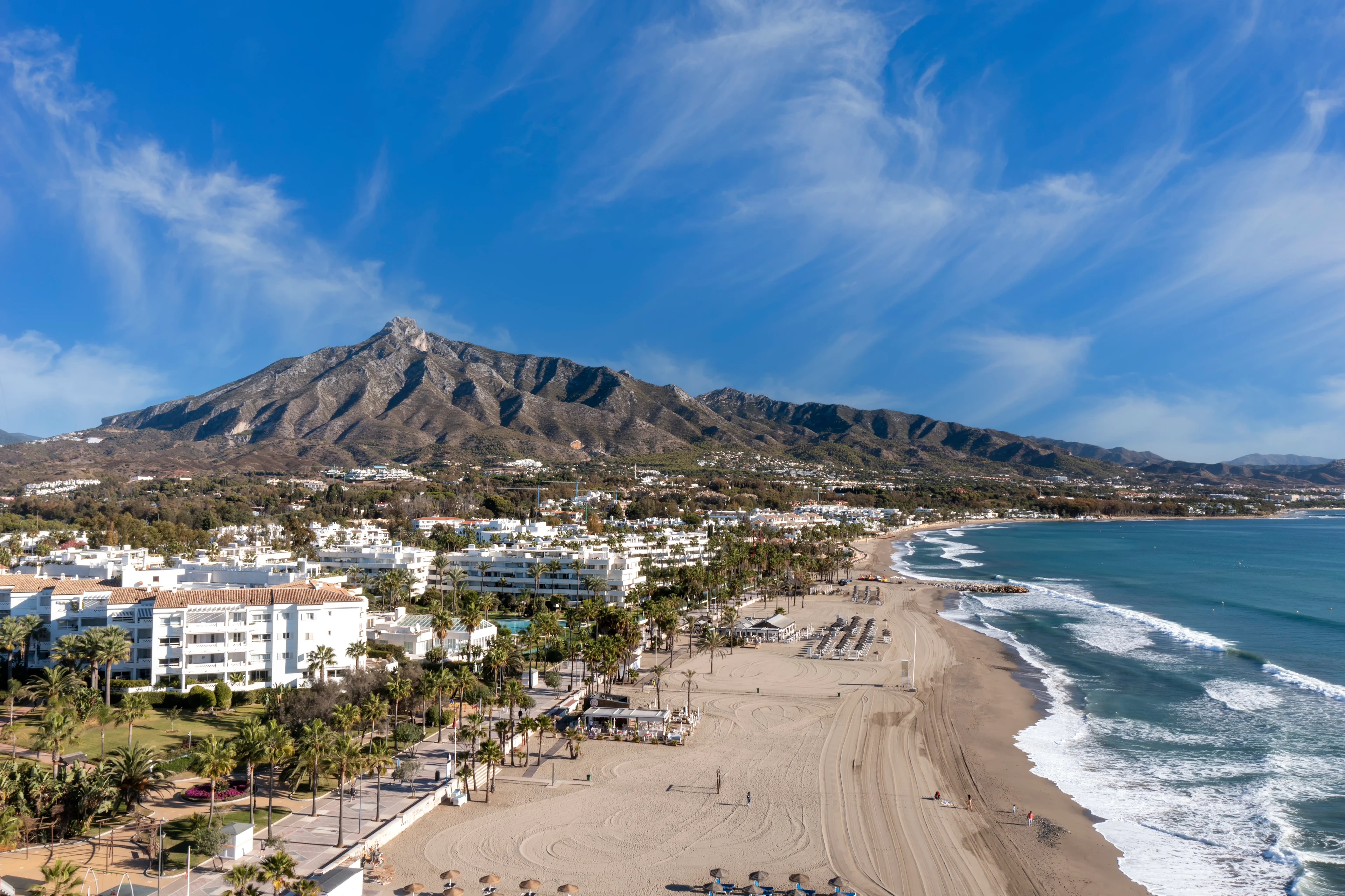 Flygfoto över staden, bergen och kusten vid Puerto Banus på Costa del Sol