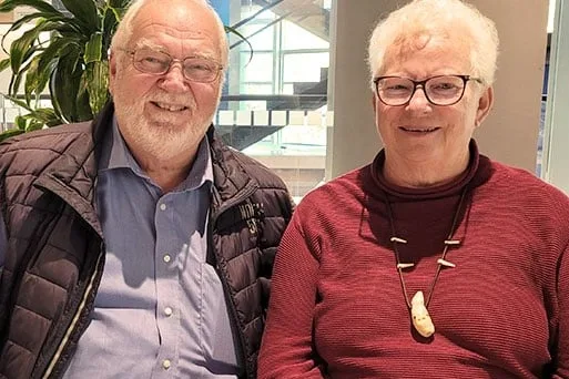 Senior rejselederne Ole og Birte i lufthavnen