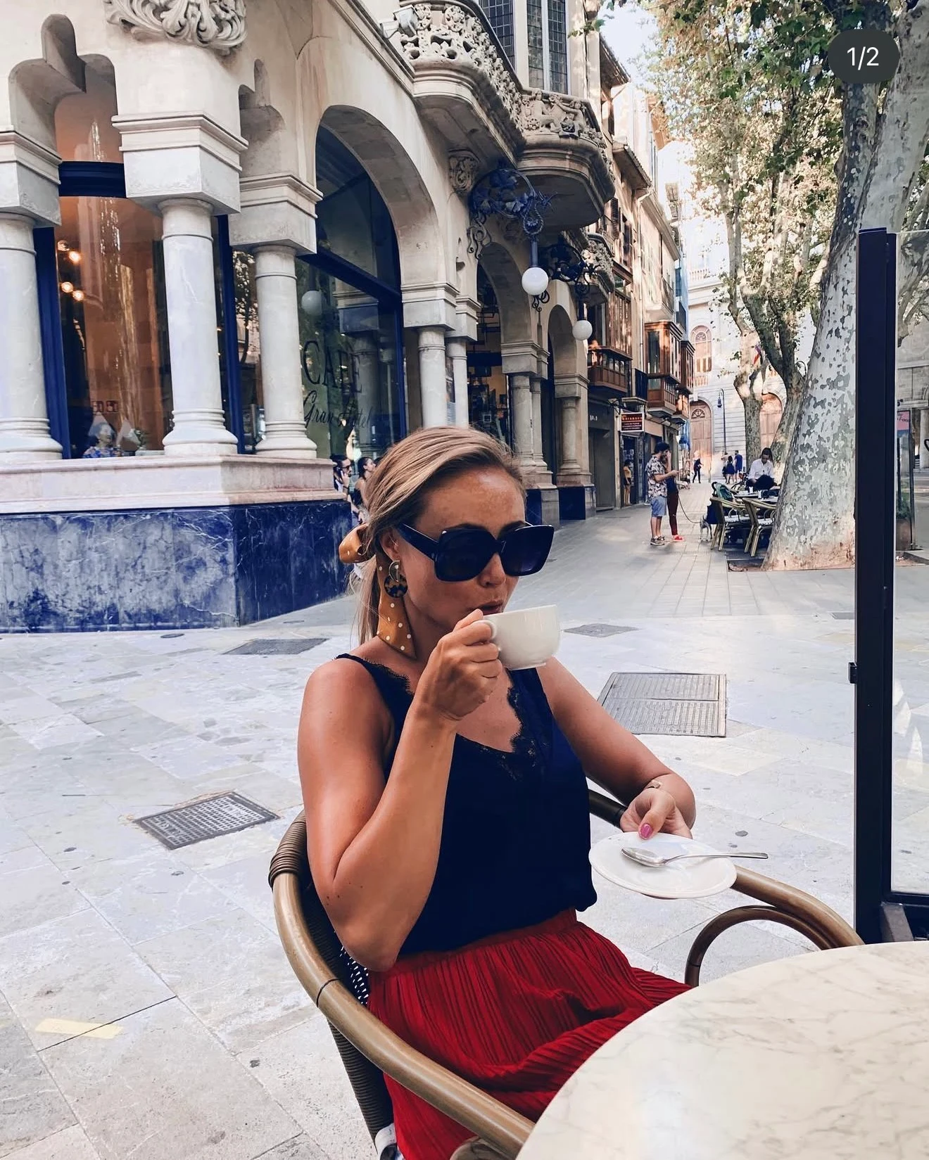 Kvinna som dricker kaffe i Spanien