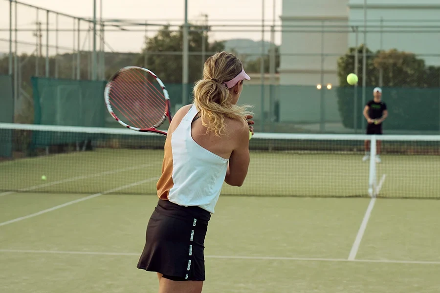 een stel speelt samen tennis