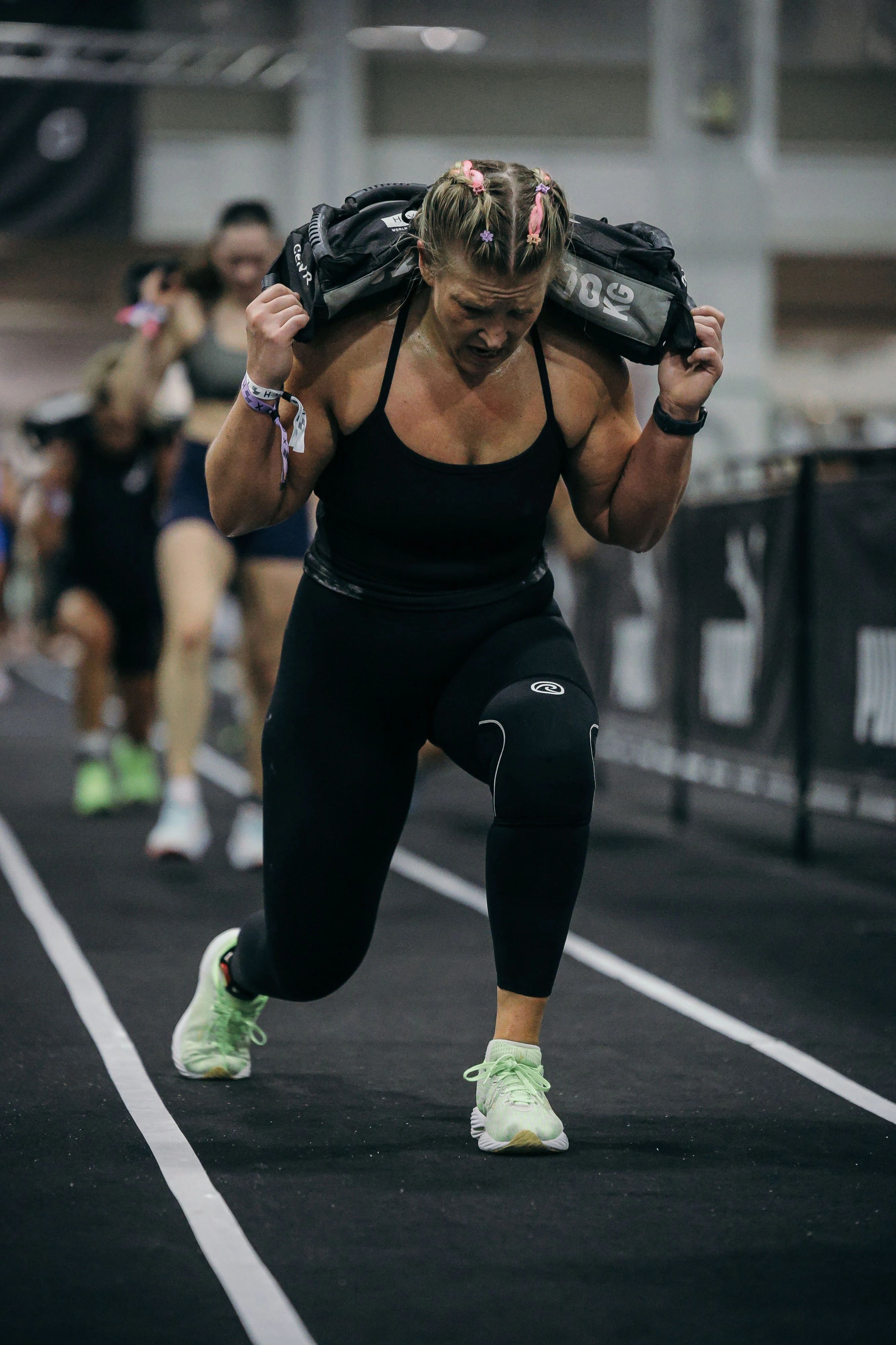 Profilbilde: Lene Marie som går med en sandsekk på en løpebane