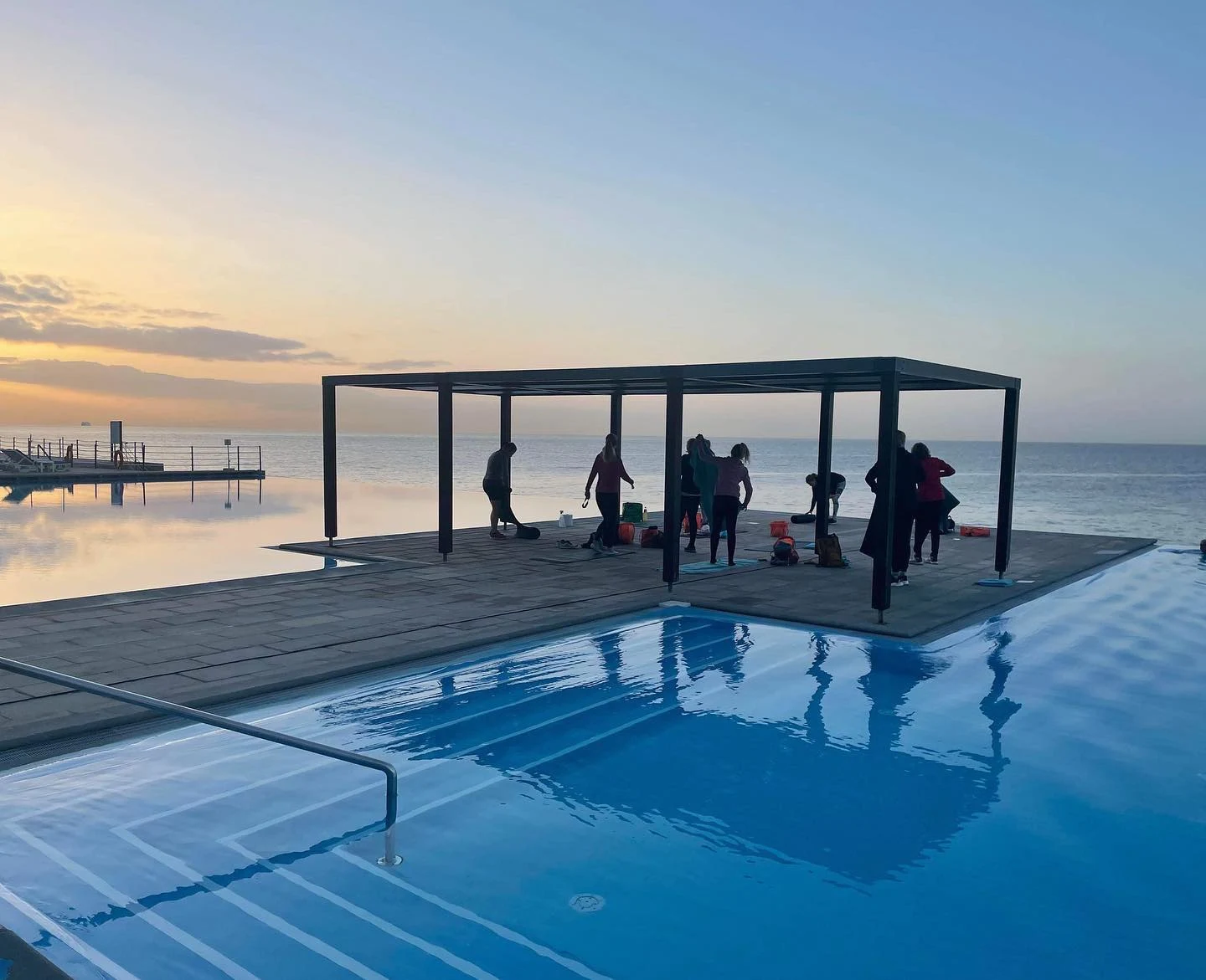 Morgonyoga på en plattform med havsutsikt