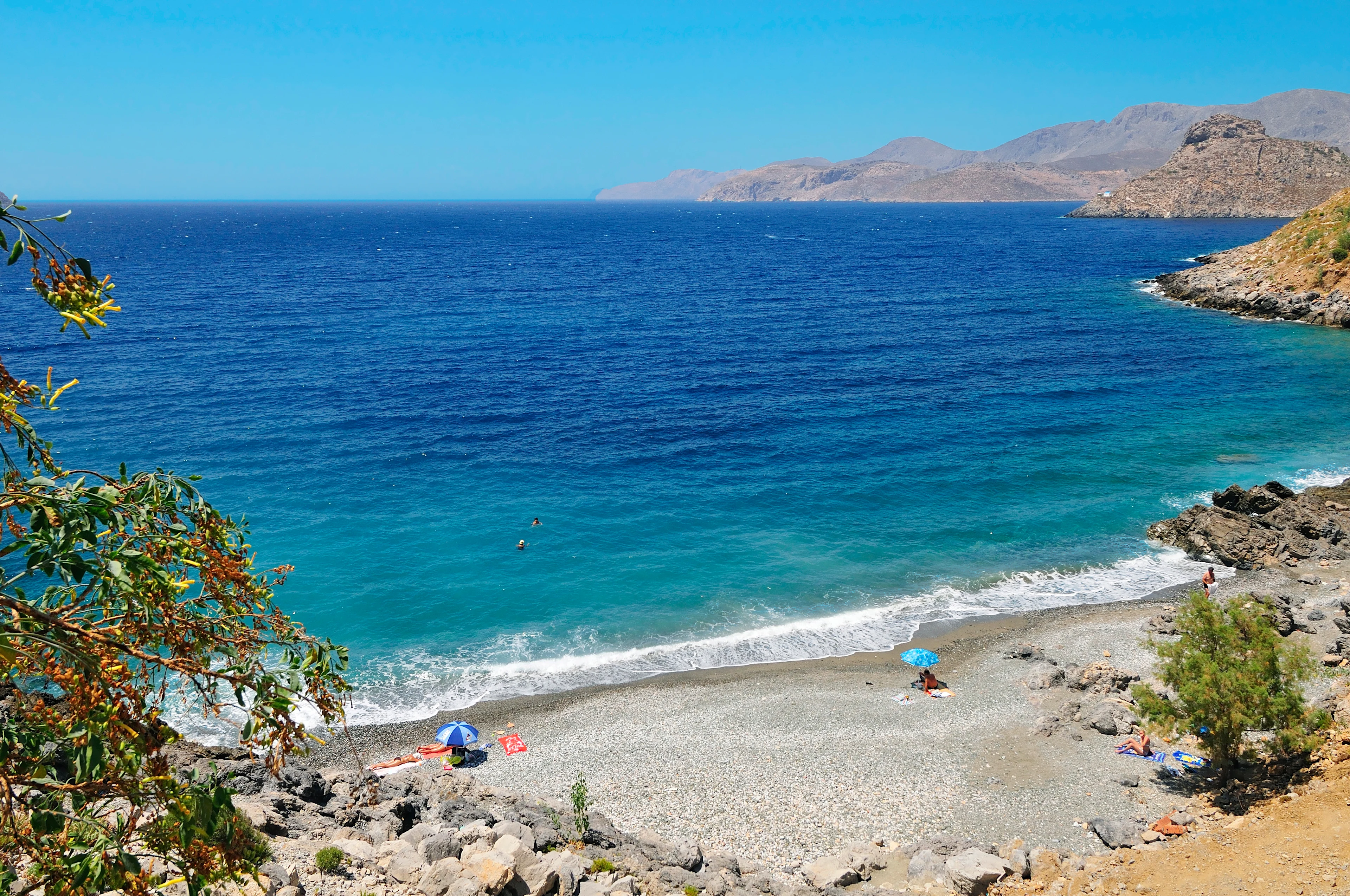 Utsikt över en vacker strand på Kalymnos