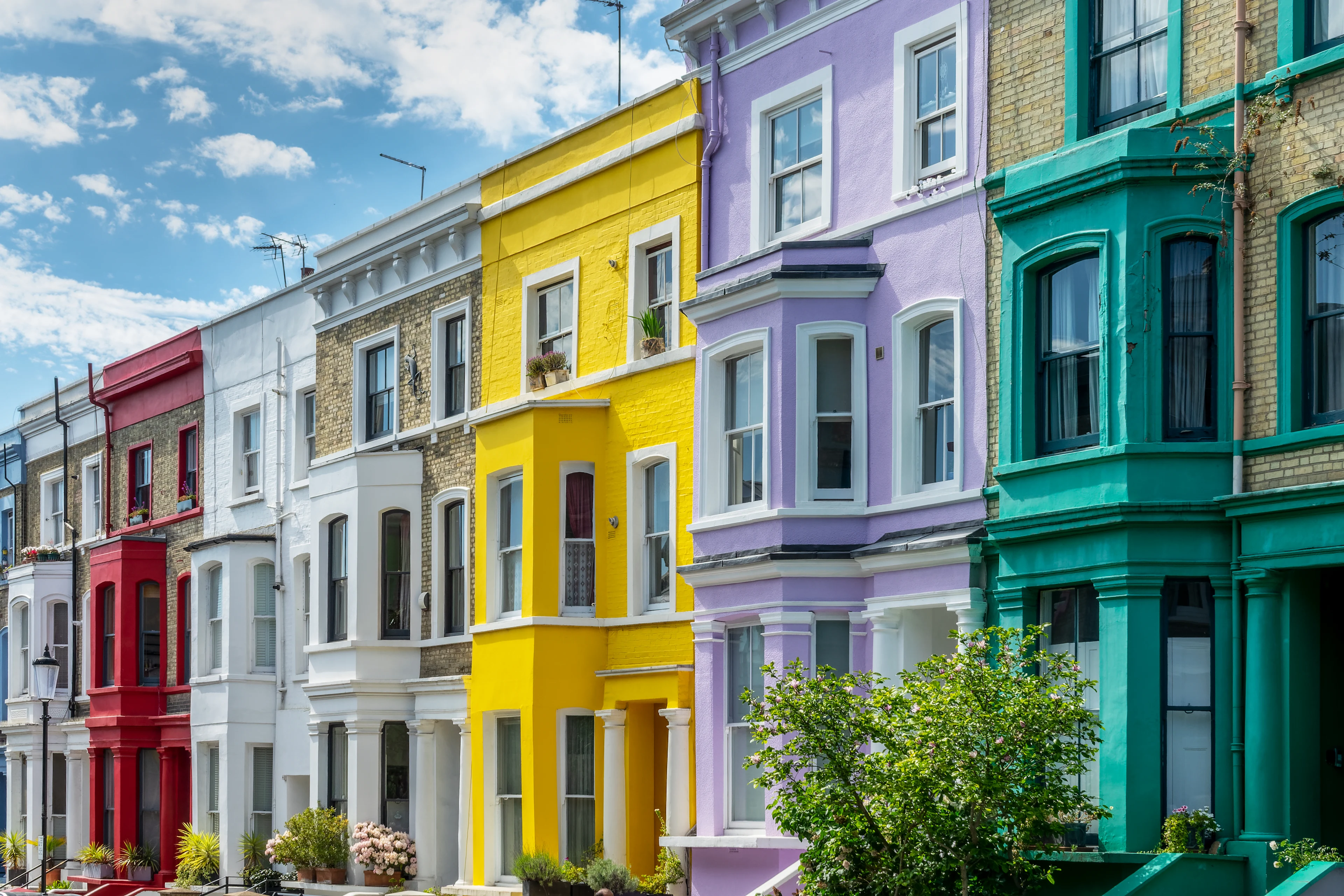 Färgglada viktorianska radhus i Notting Hill i London.