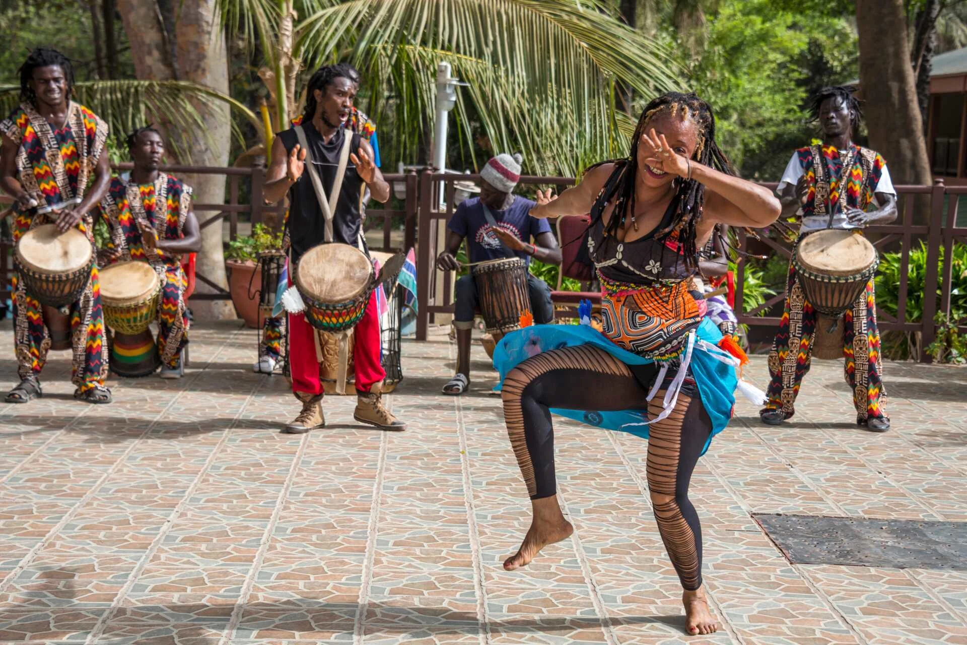 Kvinna som dansar i Gambia