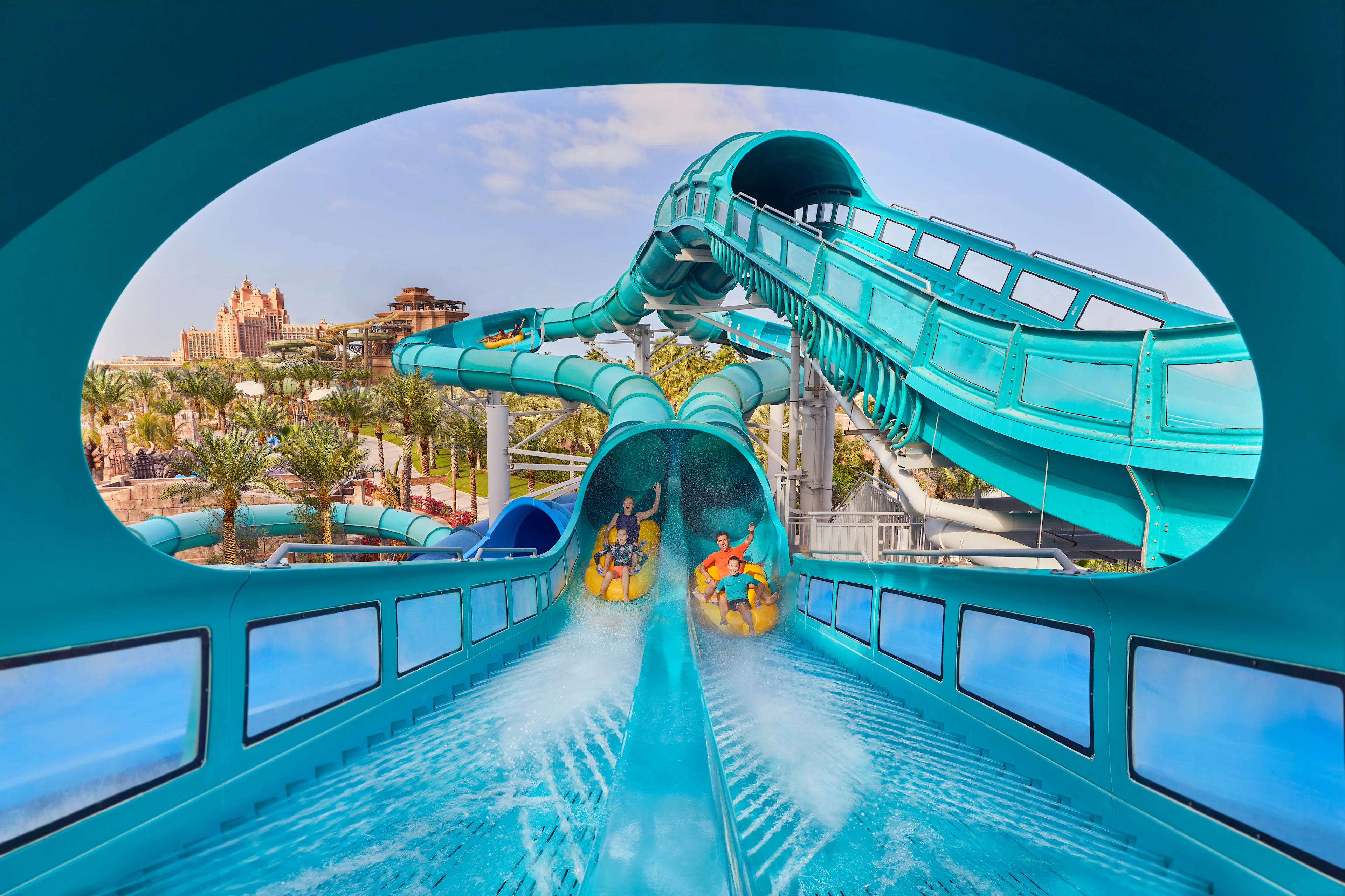 Familj åker vattenrutchkana på Aquaventure i Dubai