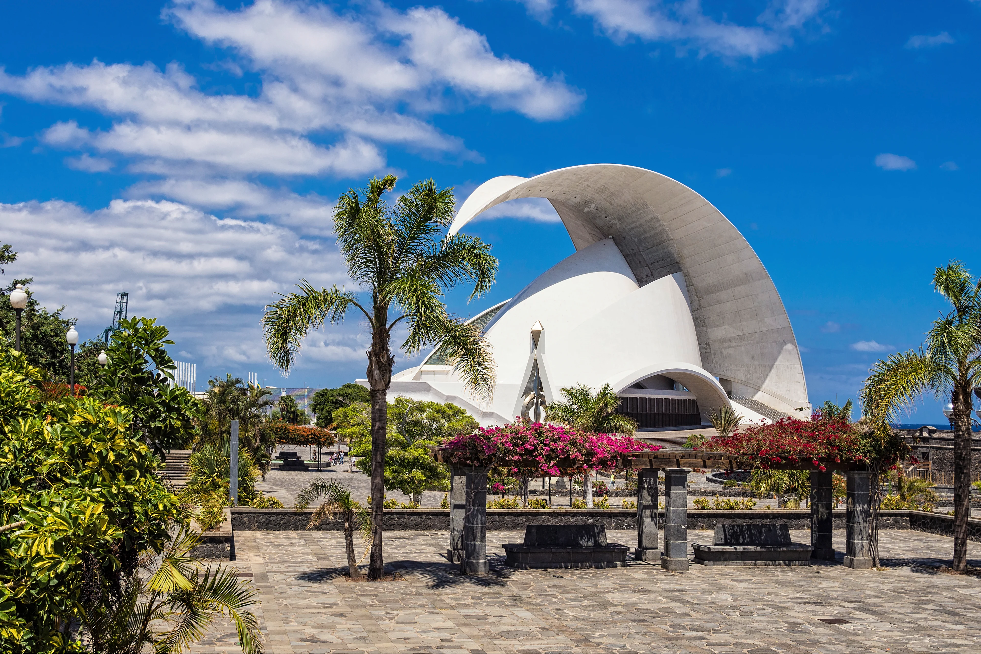 Auditorio de Tenerifen konserttisali Santa Cruzissa, jossa on tyypillinen valkoinen arkkitehtuuri