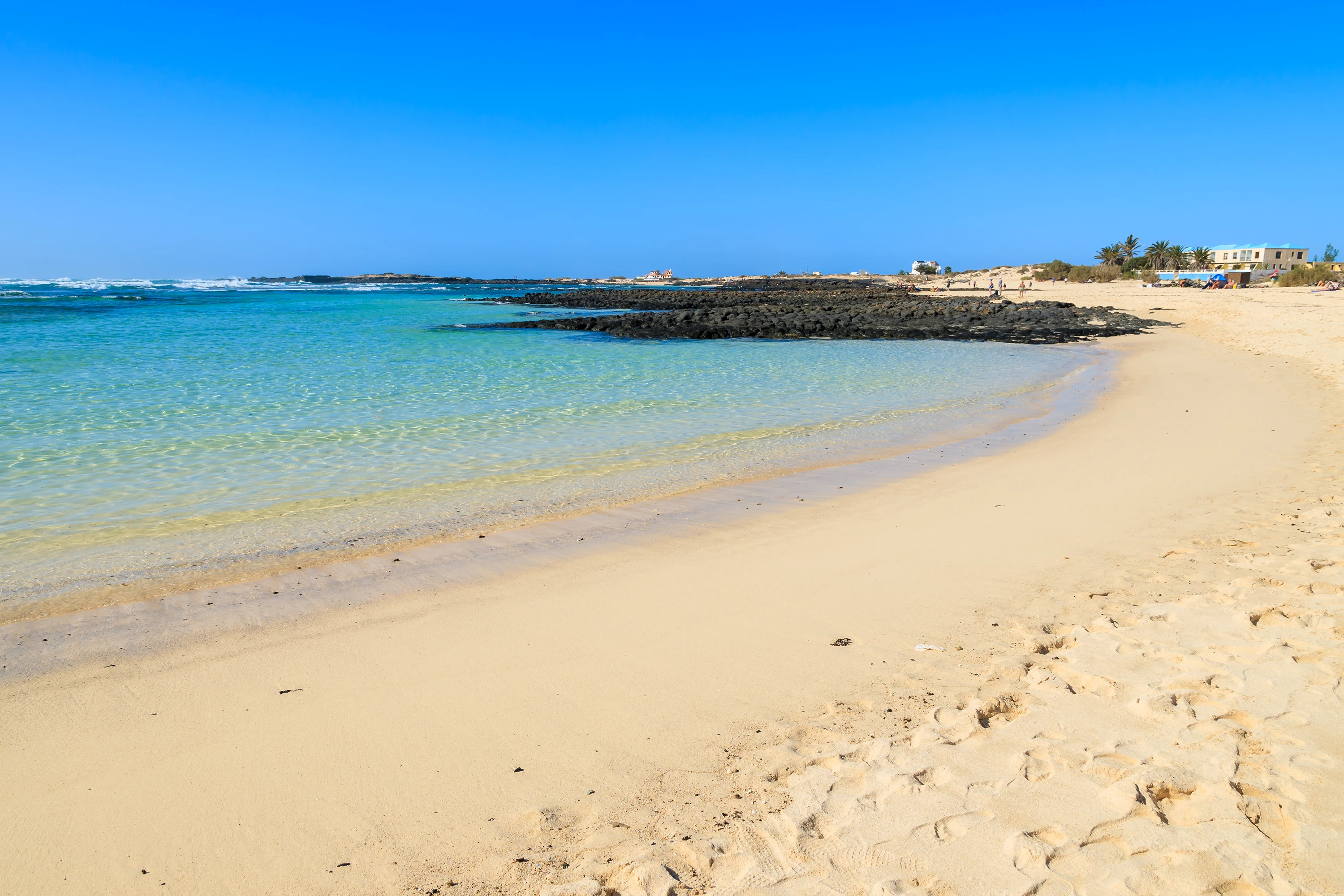 Stranden El Cotillo med kristallklart vatten och mjuk sand på nordvästra Fuerteventura