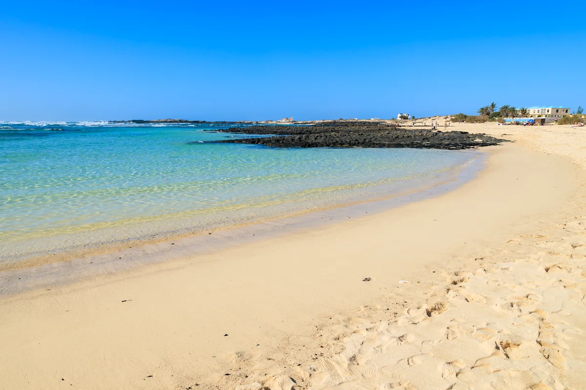 Stranden El Cotillo med krystallklart vann og myk sand på nordvestlige Fuerteventura