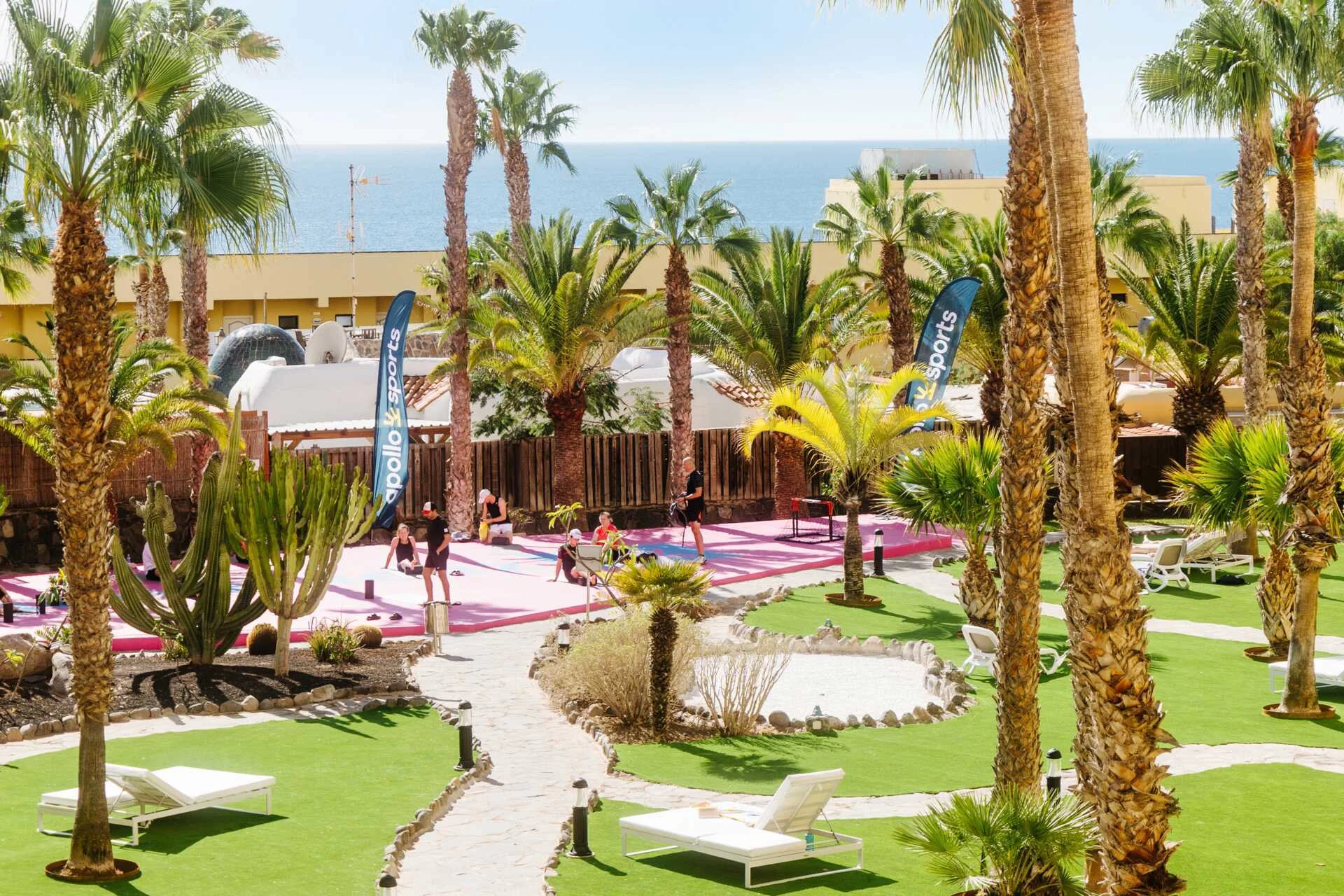Bildet er fra sportshotellet Monte Feliz, yoga plattform, innhyllet i palmer.