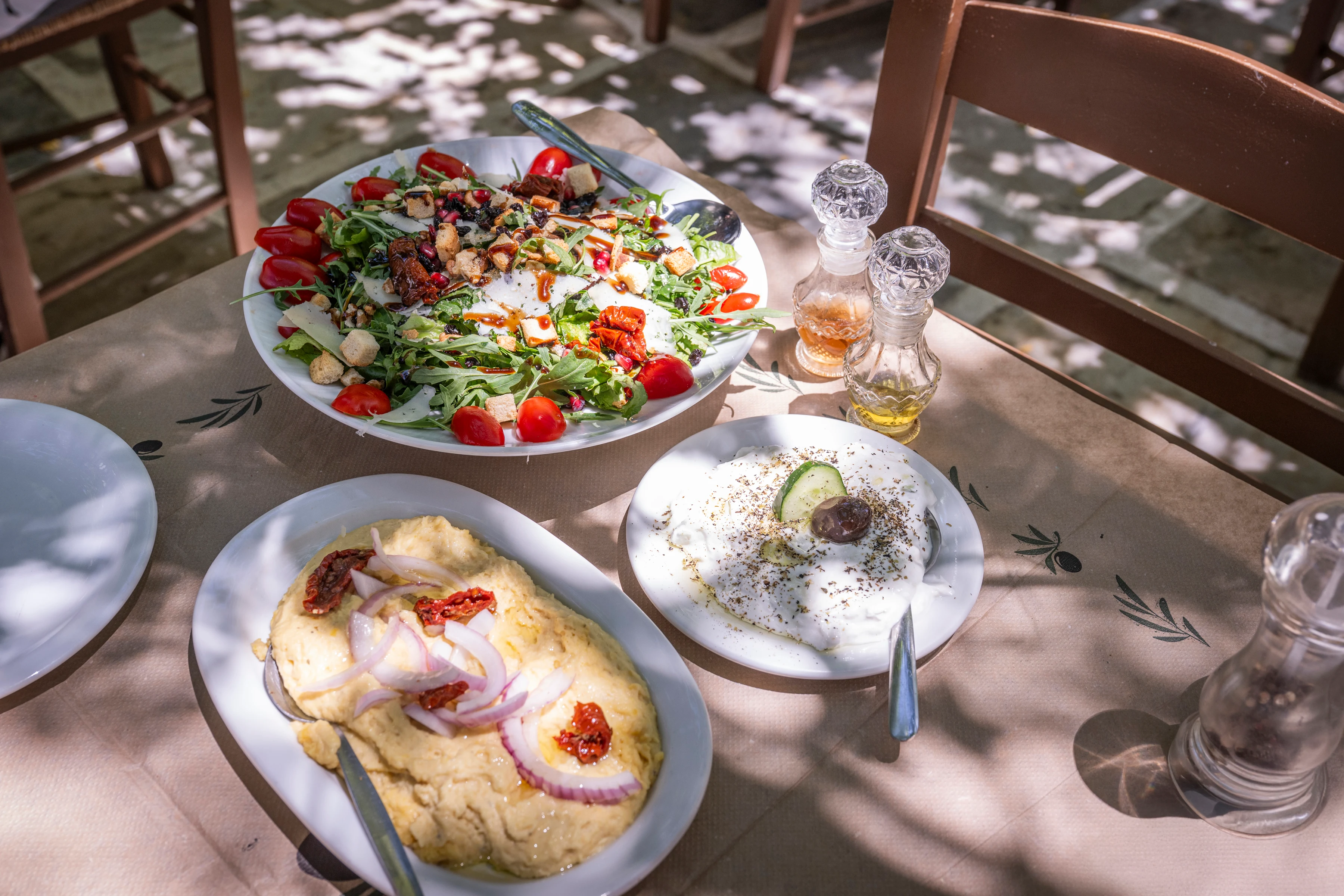 Grekiska rätter uppdukade på ett bord
