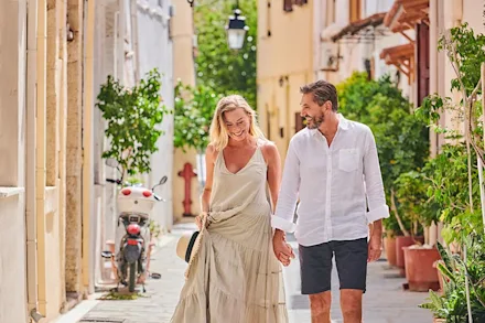Ett romantiskt par som promenerar i en gränd