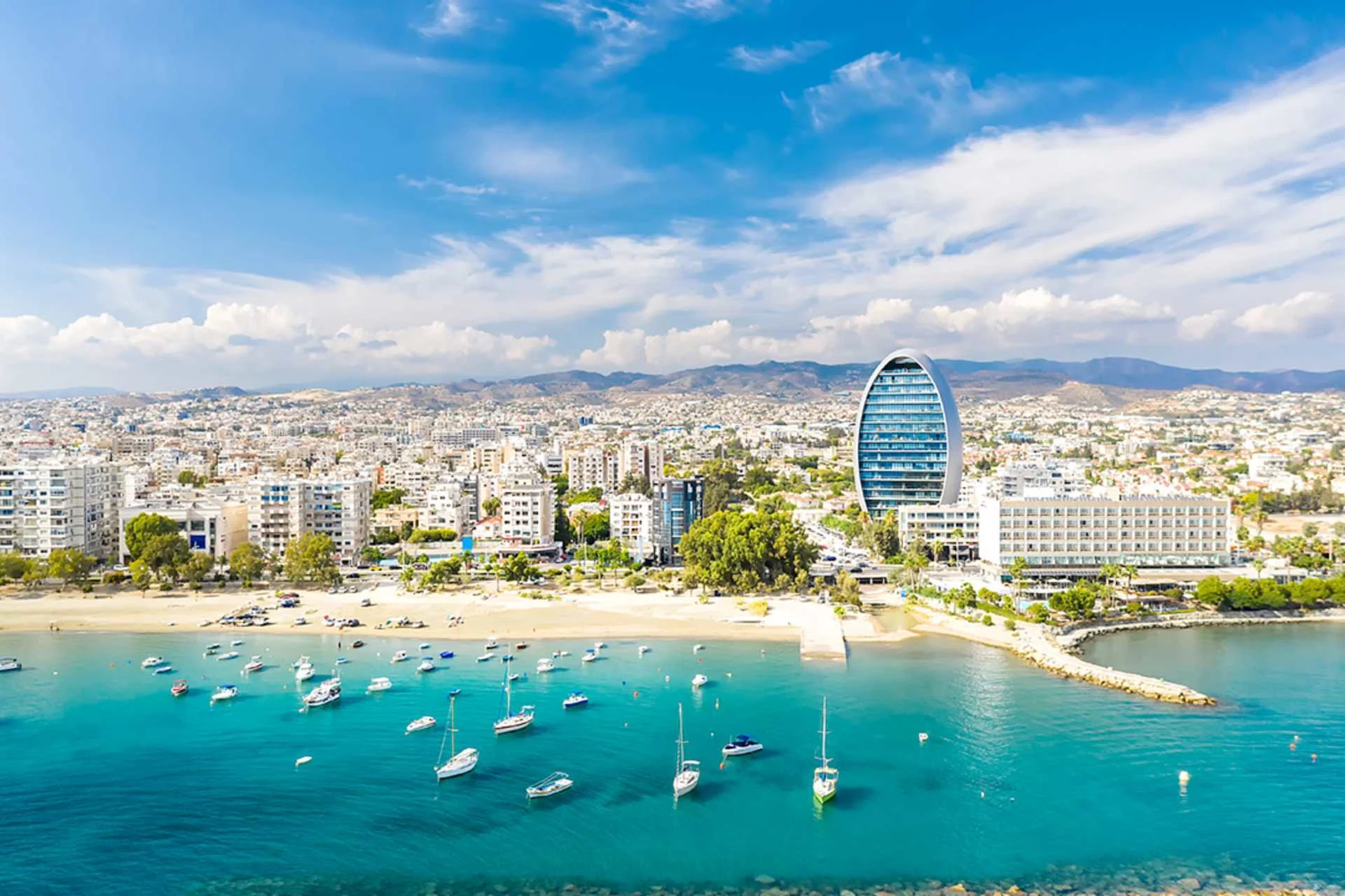 Vy från havet mot staden Limassol