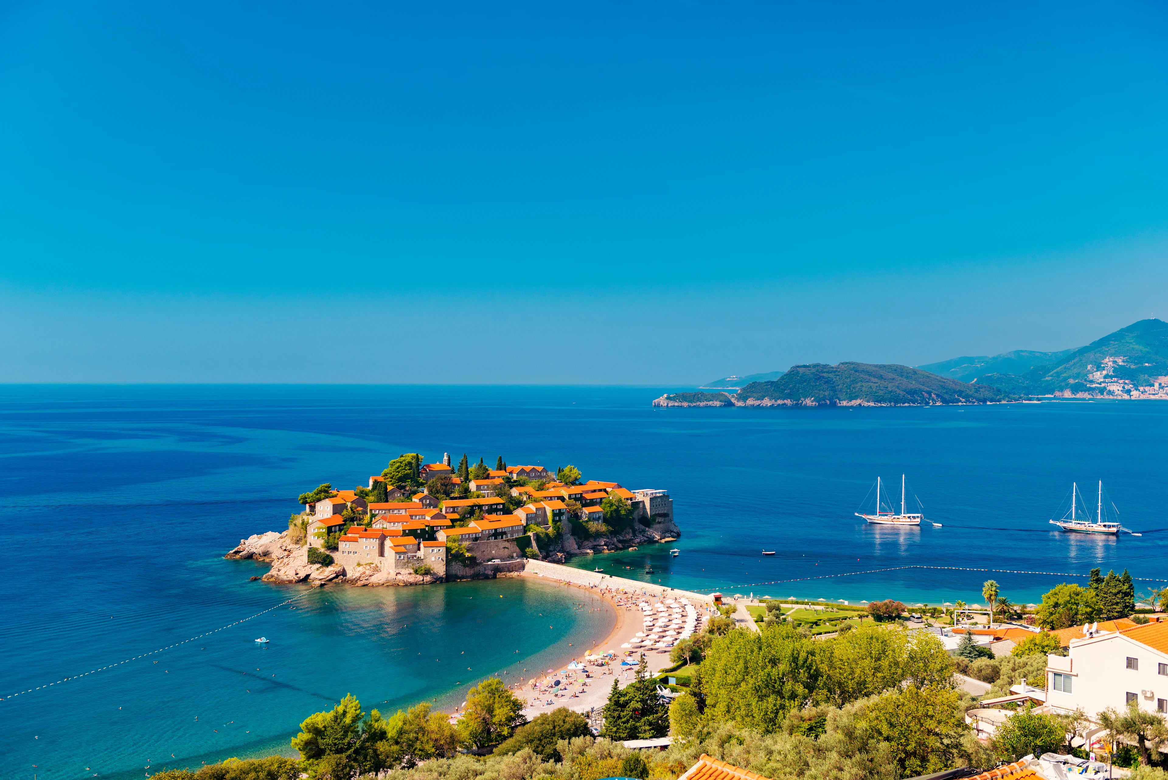 Utsikt över den vackra stranden i Sveti Stefan, Montenegro